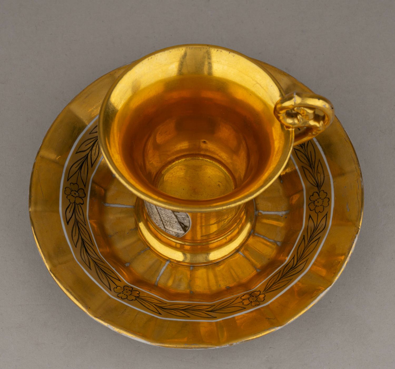 (Календарь на 1814 ) Чашка с блюдцем с изображением календаря на 1814 год (с января по июнь), солнца и луны. 
Франция, 1813 год.