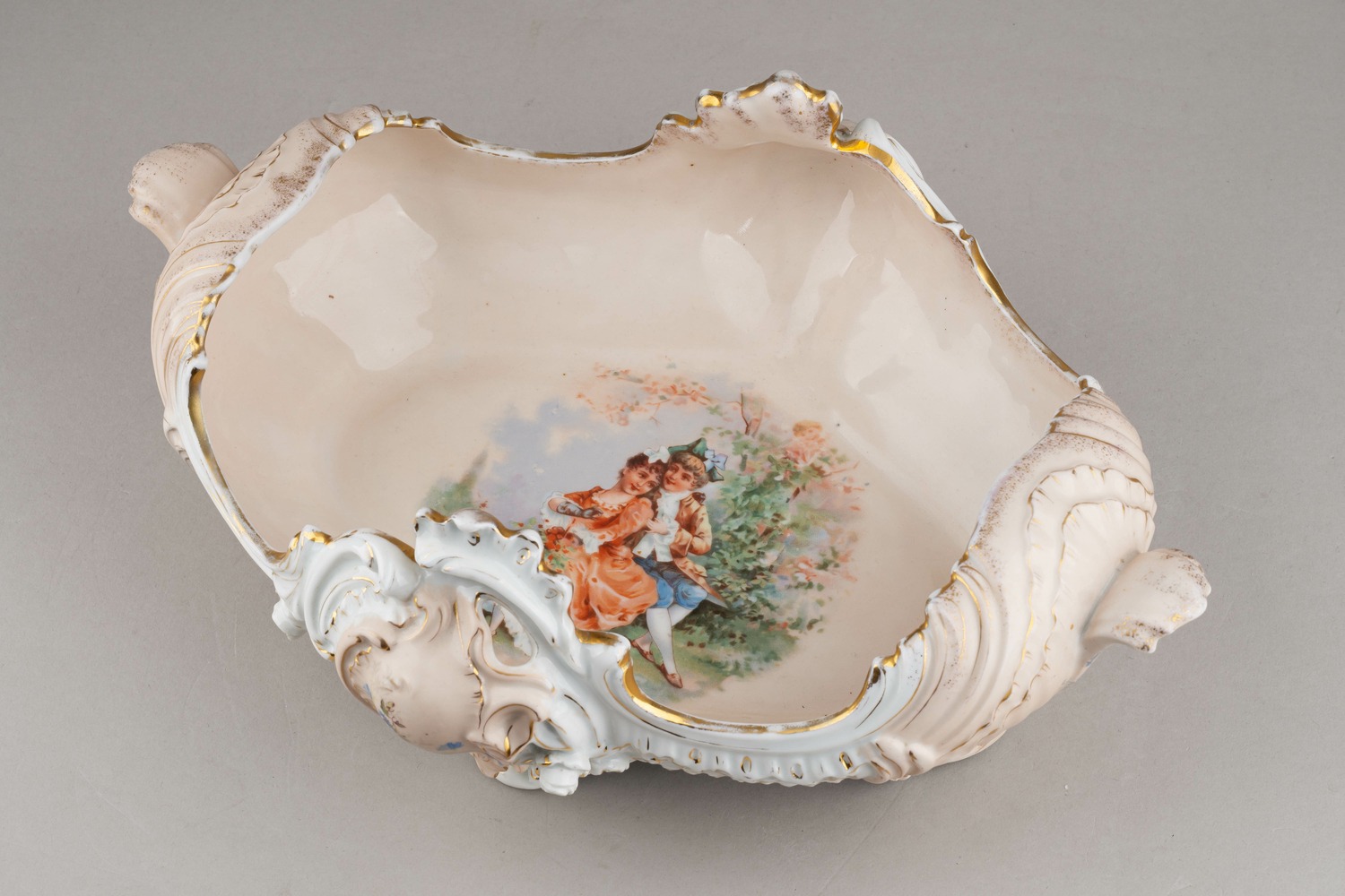 (Гарднер) Ваза большая с рокайлями «Влюбленная пара и амур». Россия, Вербилки, Завод Гарднера,1870-е –1890-е годы.