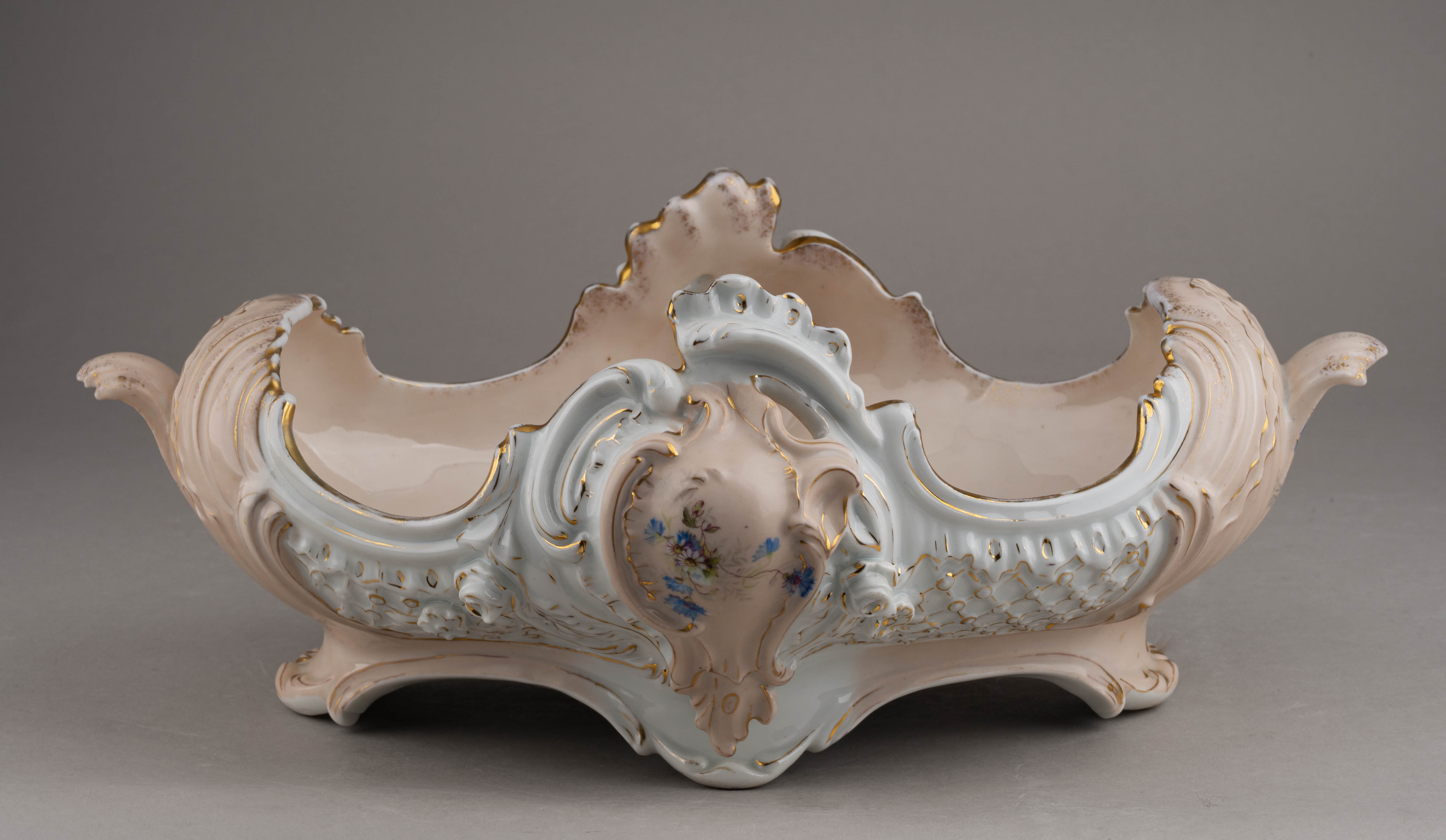 (Гарднер) Ваза большая с рокайлями «Влюбленная пара и амур». Россия, Вербилки, Завод Гарднера,1870-е –1890-е годы.