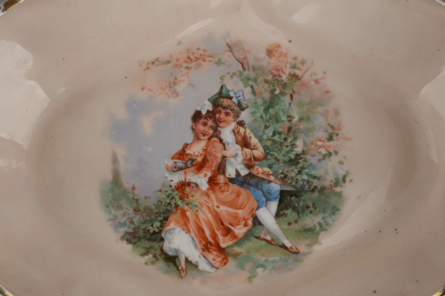 (Гарднер) Ваза большая с рокайлями «Влюбленная пара и амур». Россия, Вербилки, Завод Гарднера,1870-е –1890-е годы.