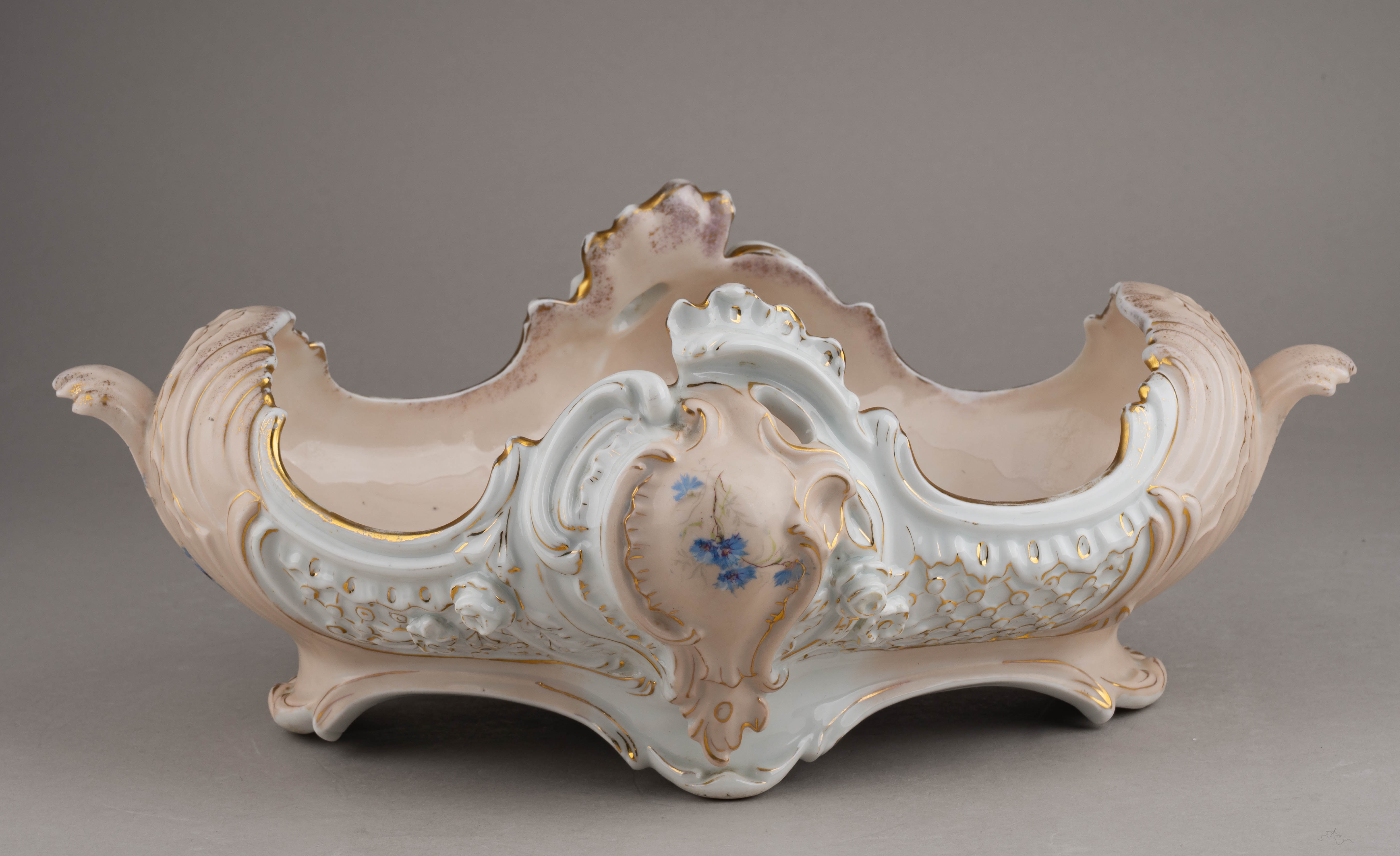 (Гарднер) Ваза большая с рокайлями «Влюбленная пара и амур». Россия, Вербилки, Завод Гарднера,1870-е –1890-е годы.