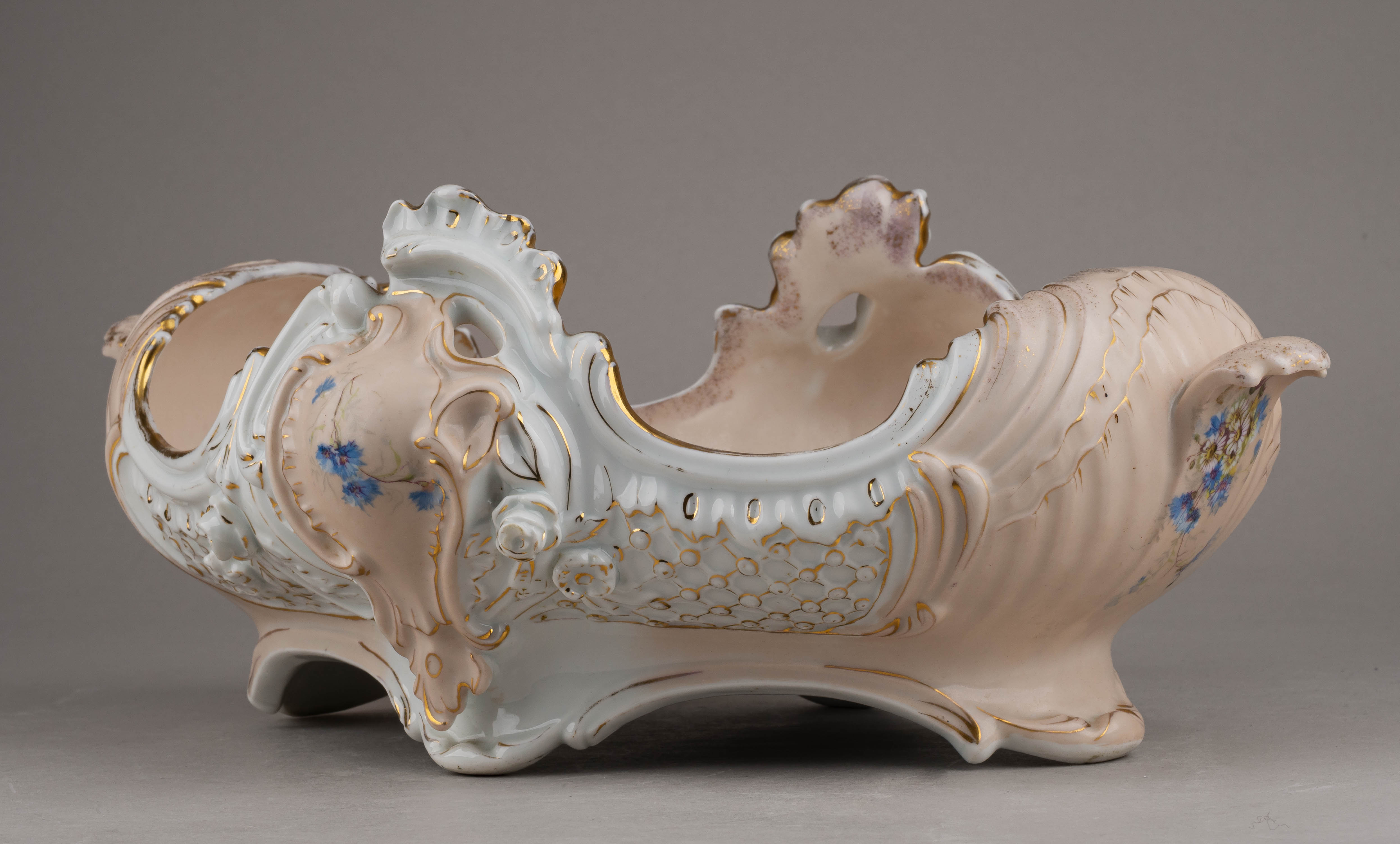 (Гарднер) Ваза большая с рокайлями «Влюбленная пара и амур». Россия, Вербилки, Завод Гарднера,1870-е –1890-е годы.