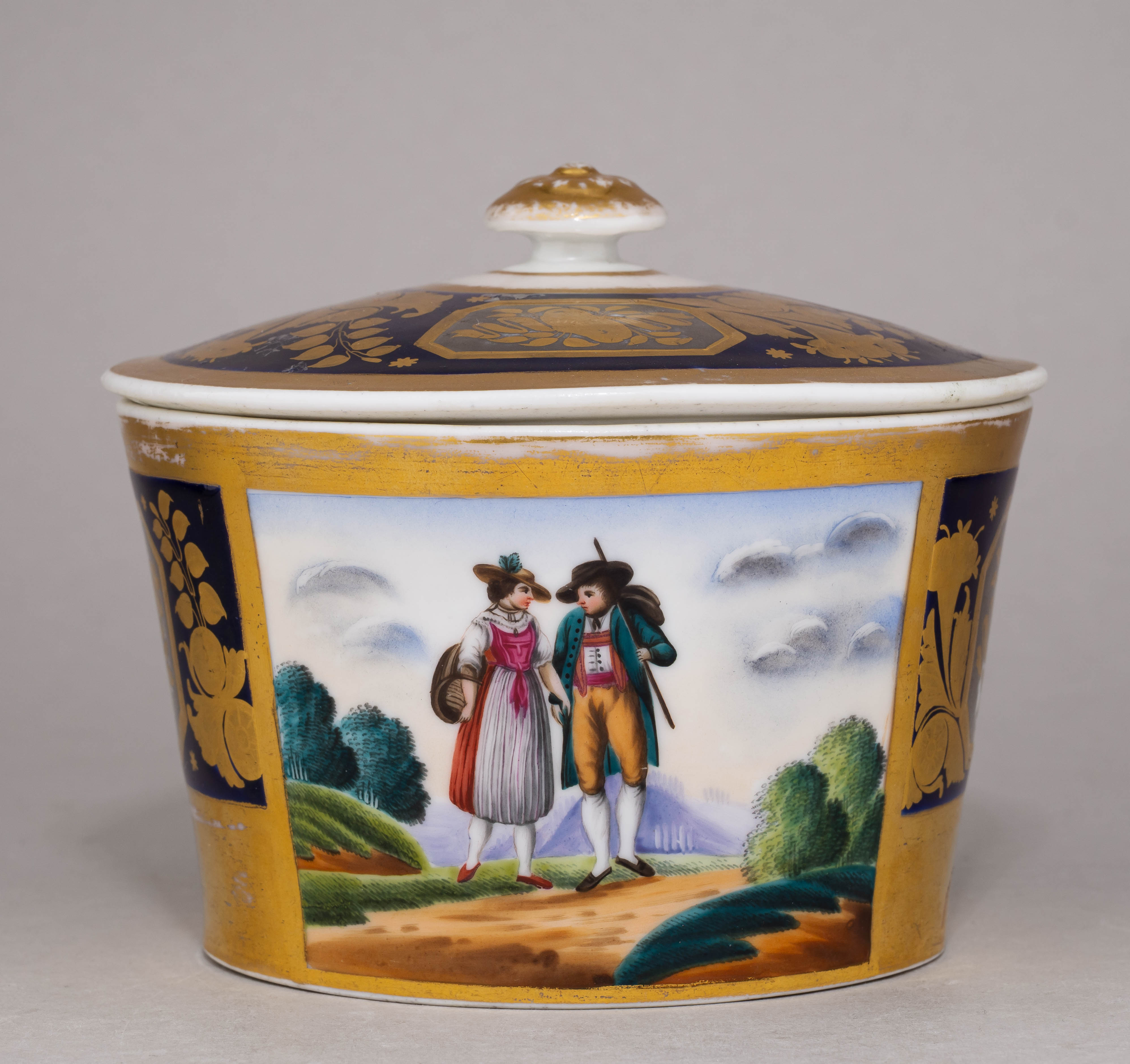 (Гарднер) Сахарница с изображением дамы и кавалера. Россия, Завод Гарднера, 1820-е годы.