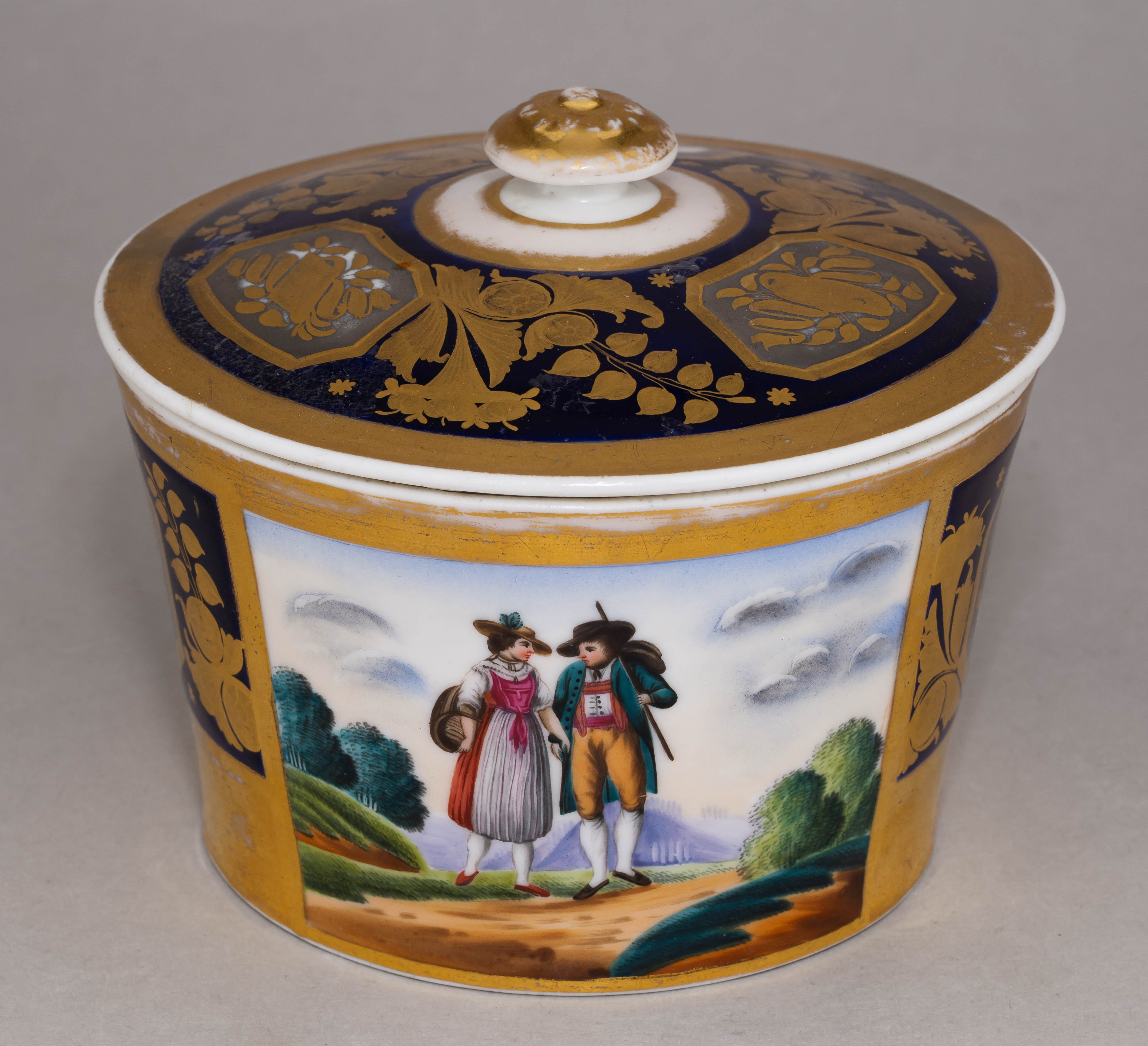 (Гарднер) Сахарница с изображением дамы и кавалера. Россия, Завод Гарднера, 1820-е годы.