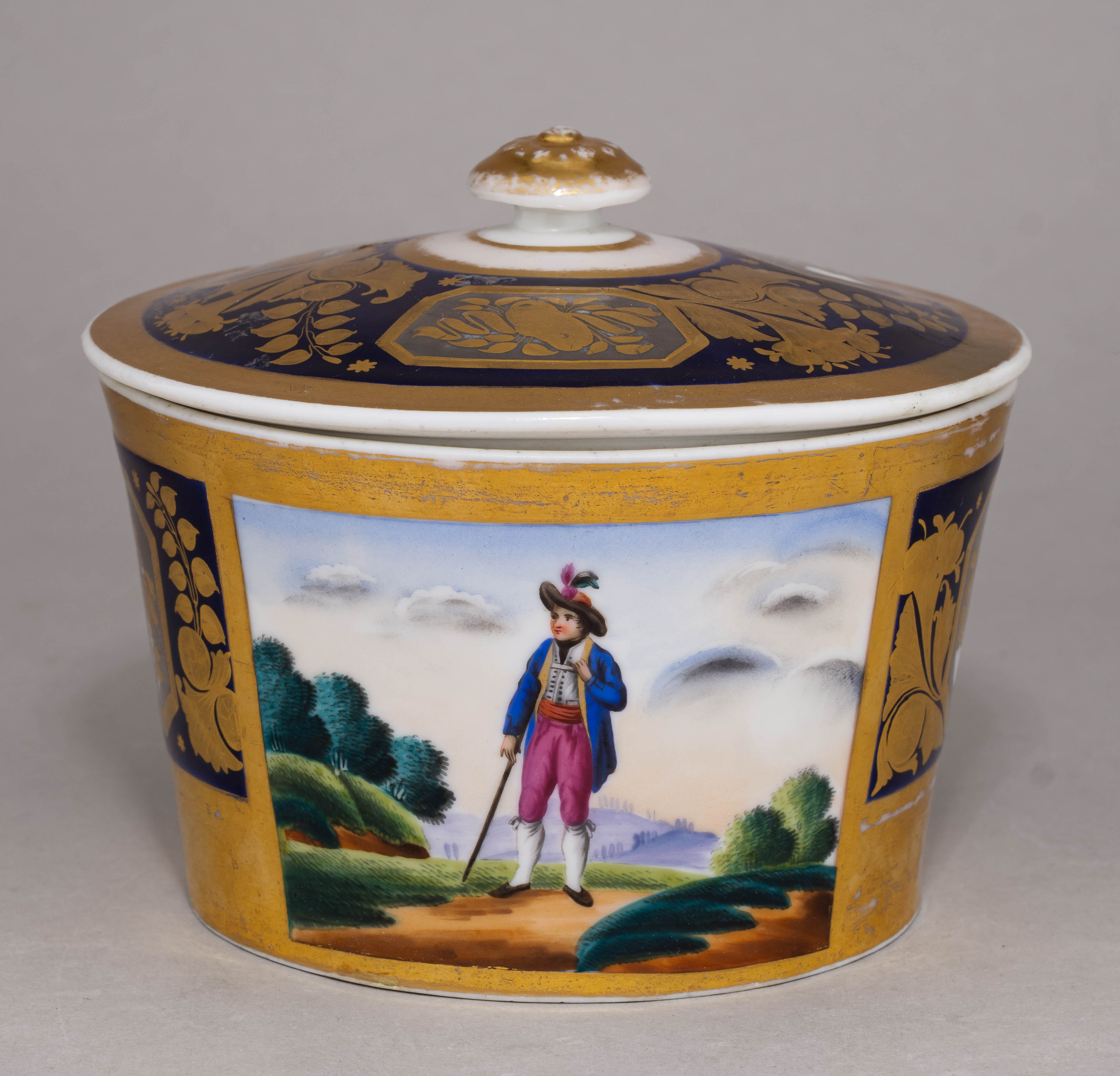 (Гарднер) Сахарница с изображением дамы и кавалера. Россия, Завод Гарднера, 1820-е годы.