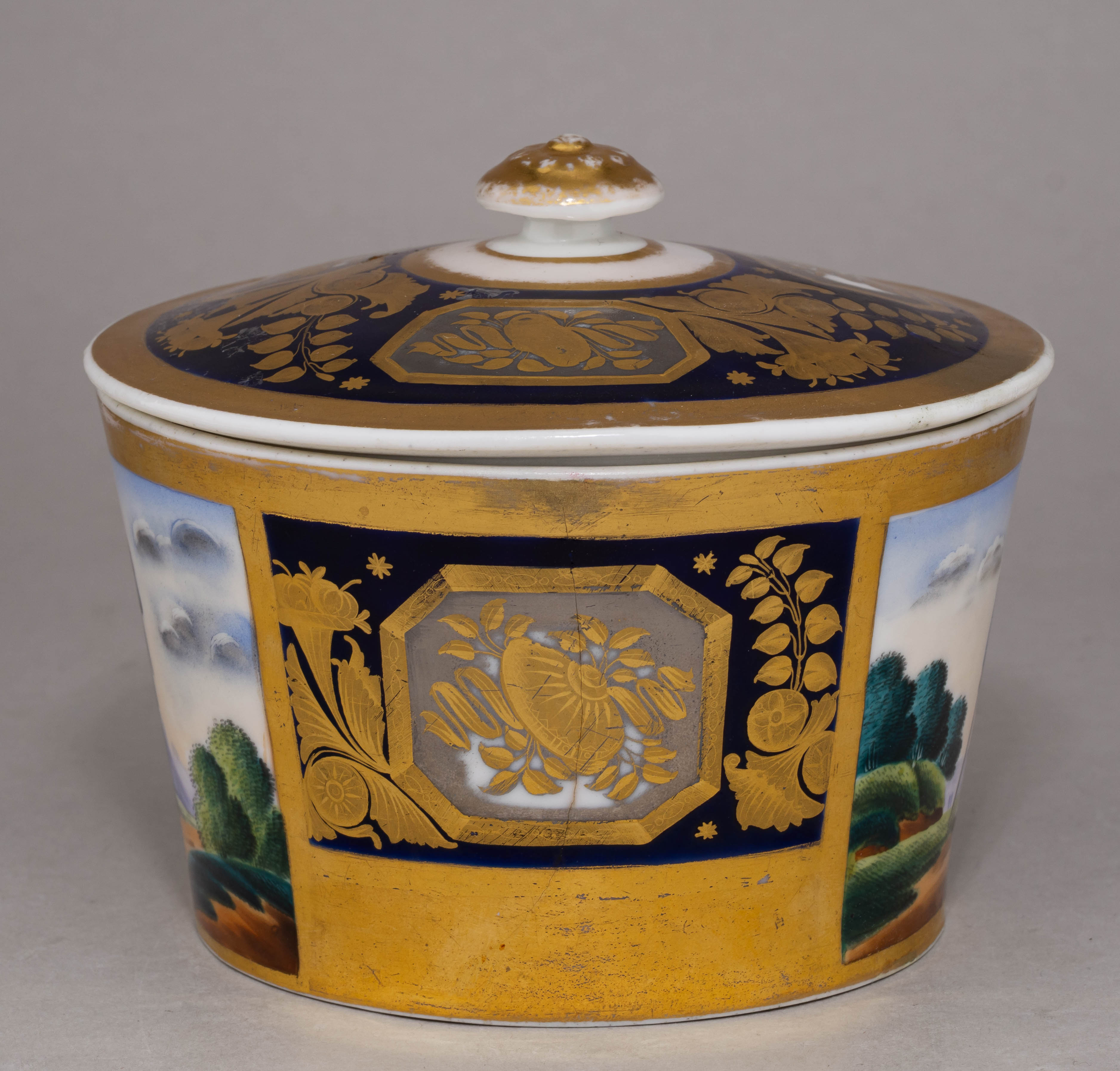 (Гарднер) Сахарница с изображением дамы и кавалера. Россия, Завод Гарднера, 1820-е годы.