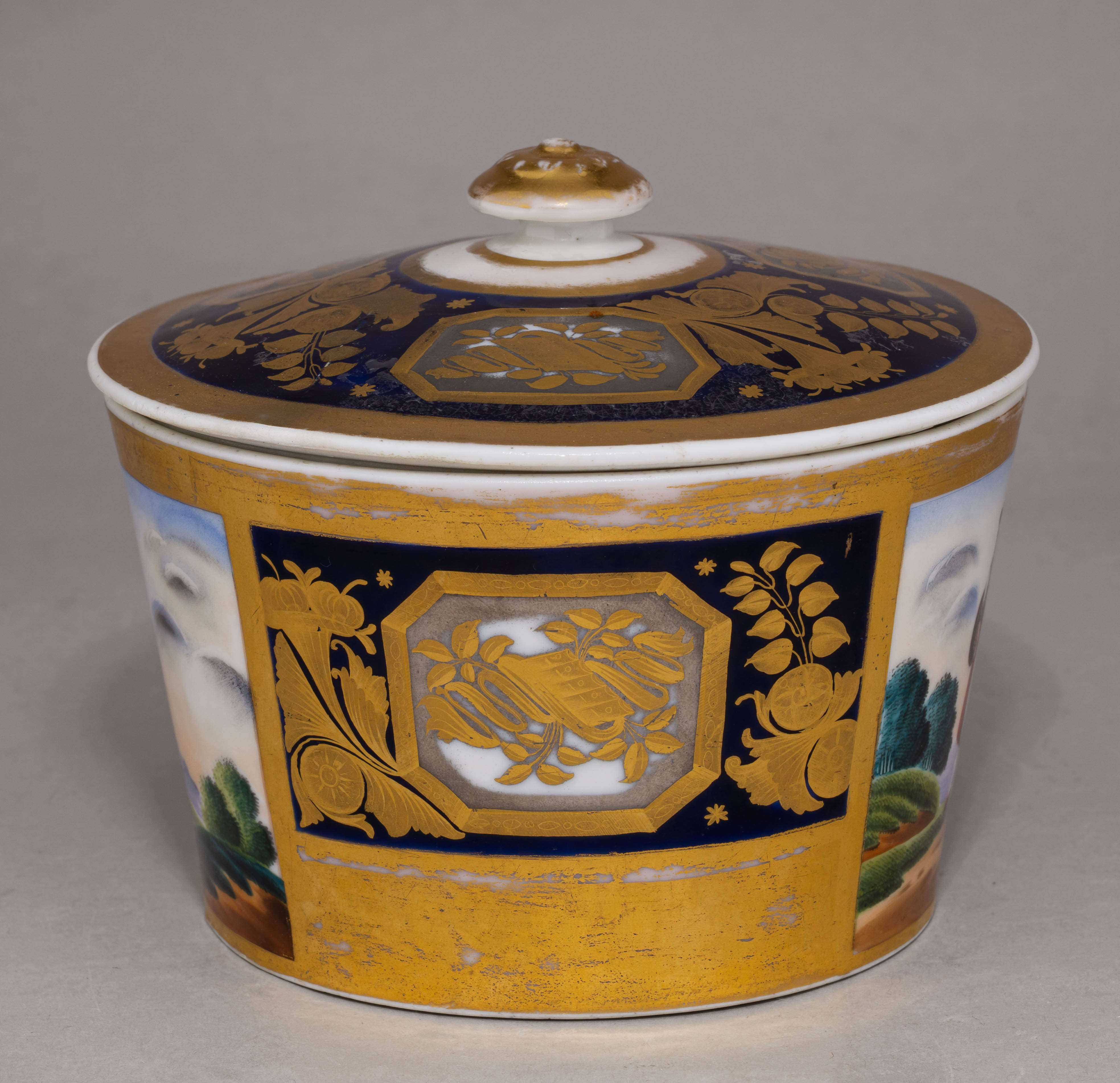 (Гарднер) Сахарница с изображением дамы и кавалера. Россия, Завод Гарднера, 1820-е годы.