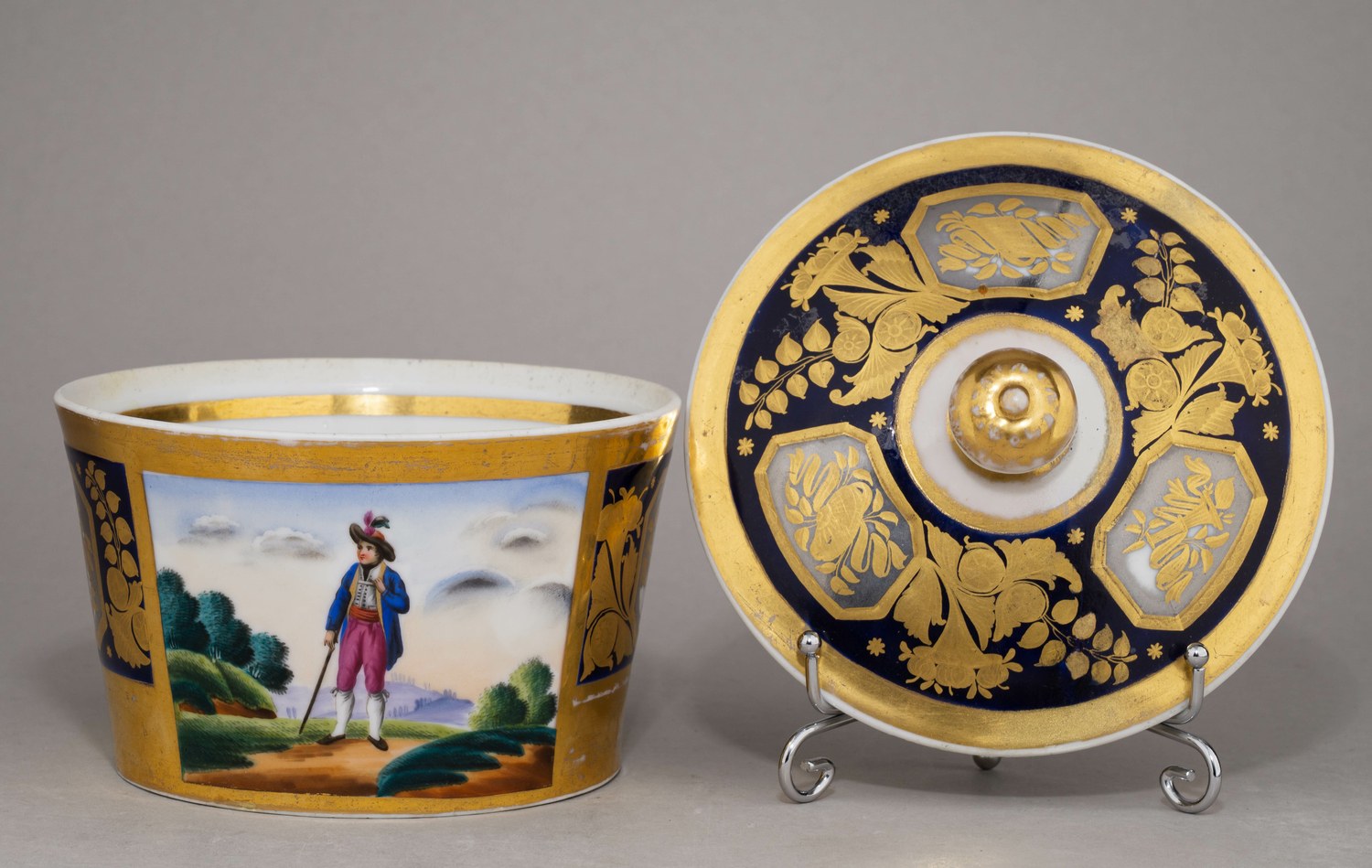 (Гарднер) Сахарница с изображением дамы и кавалера. Россия, Завод Гарднера, 1820-е годы.