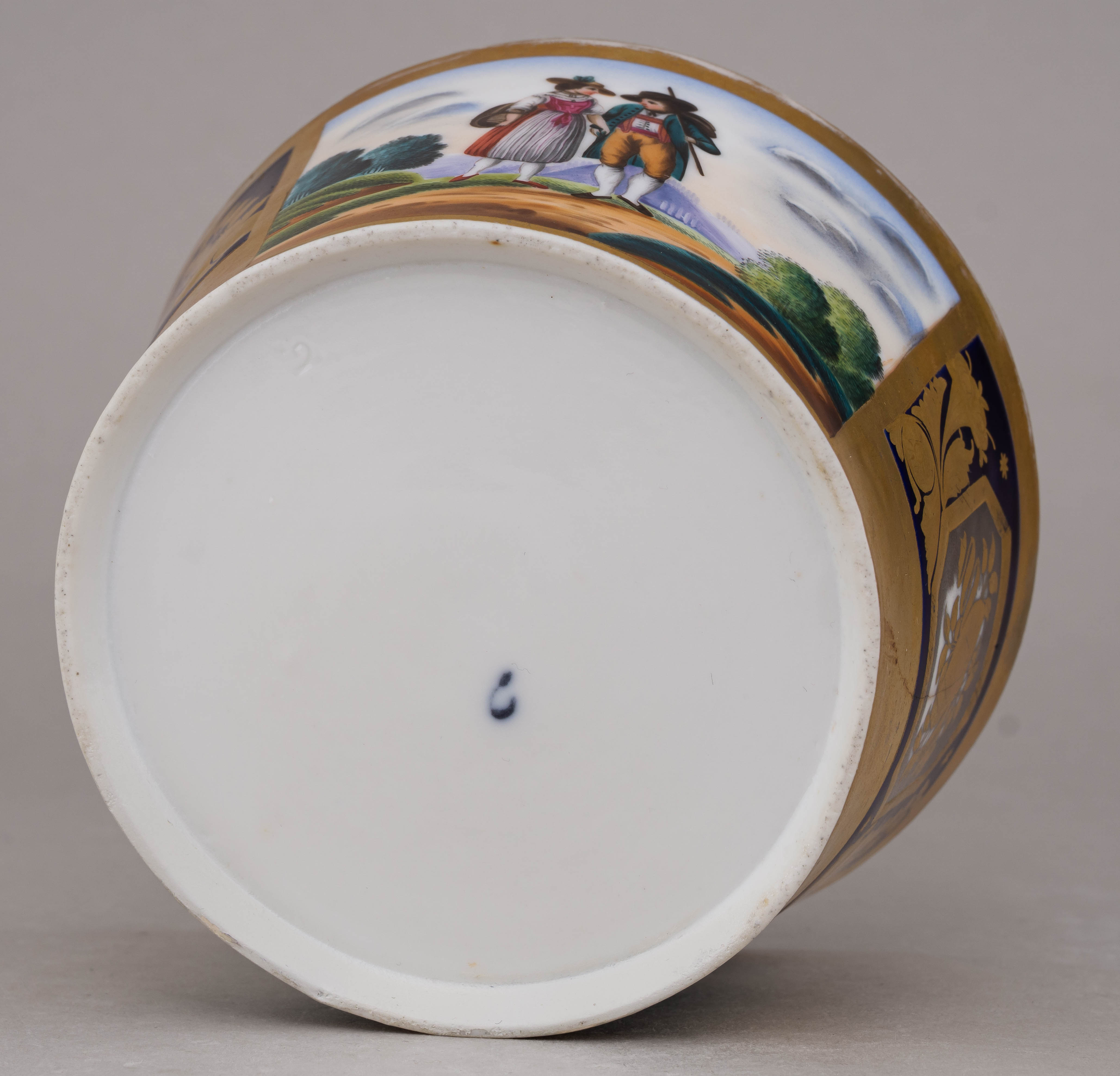 (Гарднер) Сахарница с изображением дамы и кавалера. Россия, Завод Гарднера, 1820-е годы.