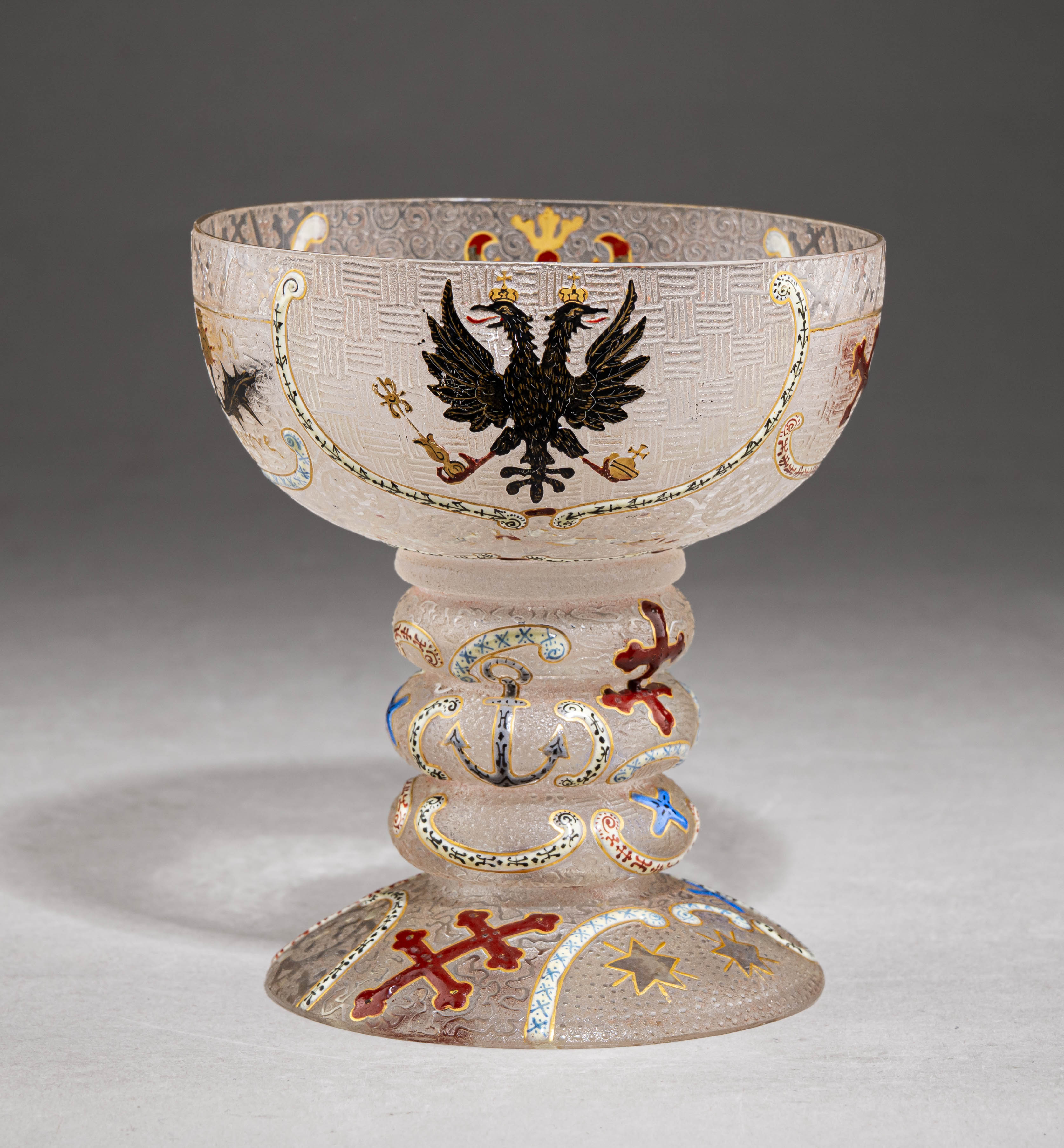 (Один из 200 в Эрмитаже. С экспертизой) Кубок подносной с геральдическими символами Лотарингии и России. 
Франция, Фирма «Братья Дом и Ко. Стекольный завод в Нанси» («Daum Fi-ei-es & Cie. Veпei-ie de Nancy»), авторы модели – Огюст и Антонен Дом, 1893.