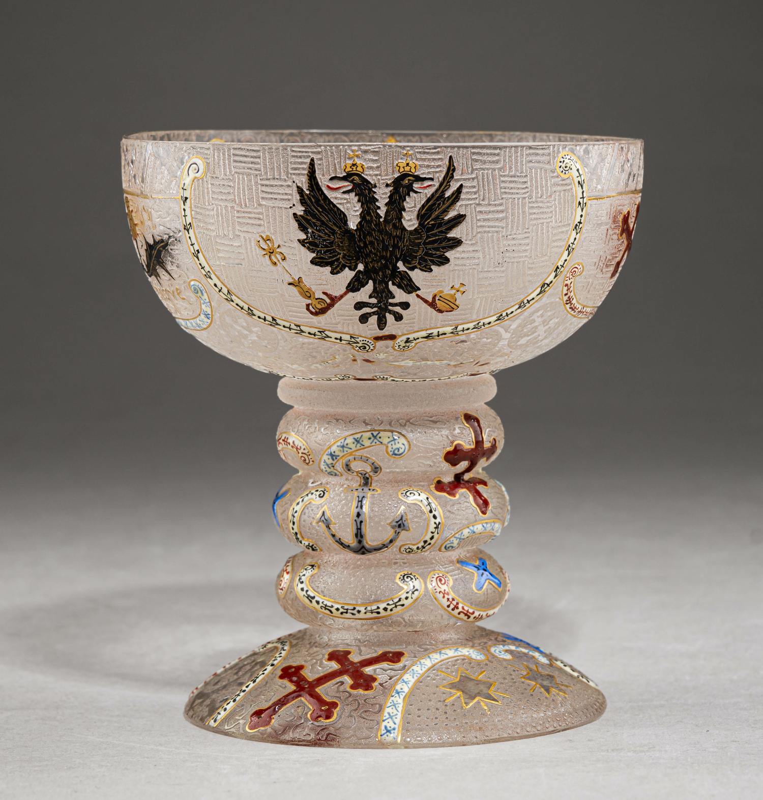 (Один из 200 в Эрмитаже. С экспертизой) Кубок подносной с геральдическими символами Лотарингии и России. 
Франция, Фирма «Братья Дом и Ко. Стекольный завод в Нанси» («Daum Fi-ei-es & Cie. Veпei-ie de Nancy»), авторы модели – Огюст и Антонен Дом, 1893.