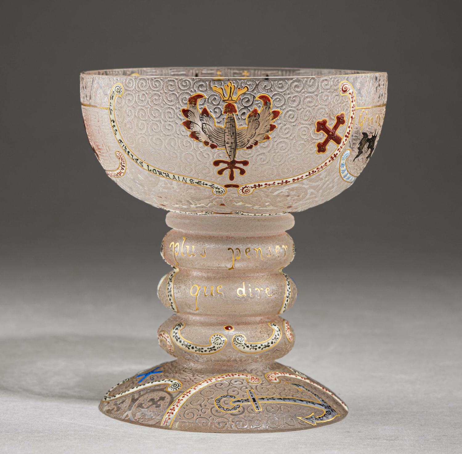 (Один из 200 в Эрмитаже. С экспертизой) Кубок подносной с геральдическими символами Лотарингии и России. 
Франция, Фирма «Братья Дом и Ко. Стекольный завод в Нанси» («Daum Fi-ei-es & Cie. Veпei-ie de Nancy»), авторы модели – Огюст и Антонен Дом, 1893.