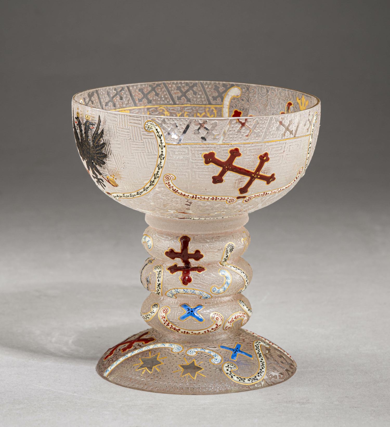 (Один из 200 в Эрмитаже. С экспертизой) Кубок подносной с геральдическими символами Лотарингии и России. 
Франция, Фирма «Братья Дом и Ко. Стекольный завод в Нанси» («Daum Fi-ei-es & Cie. Veпei-ie de Nancy»), авторы модели – Огюст и Антонен Дом, 1893.