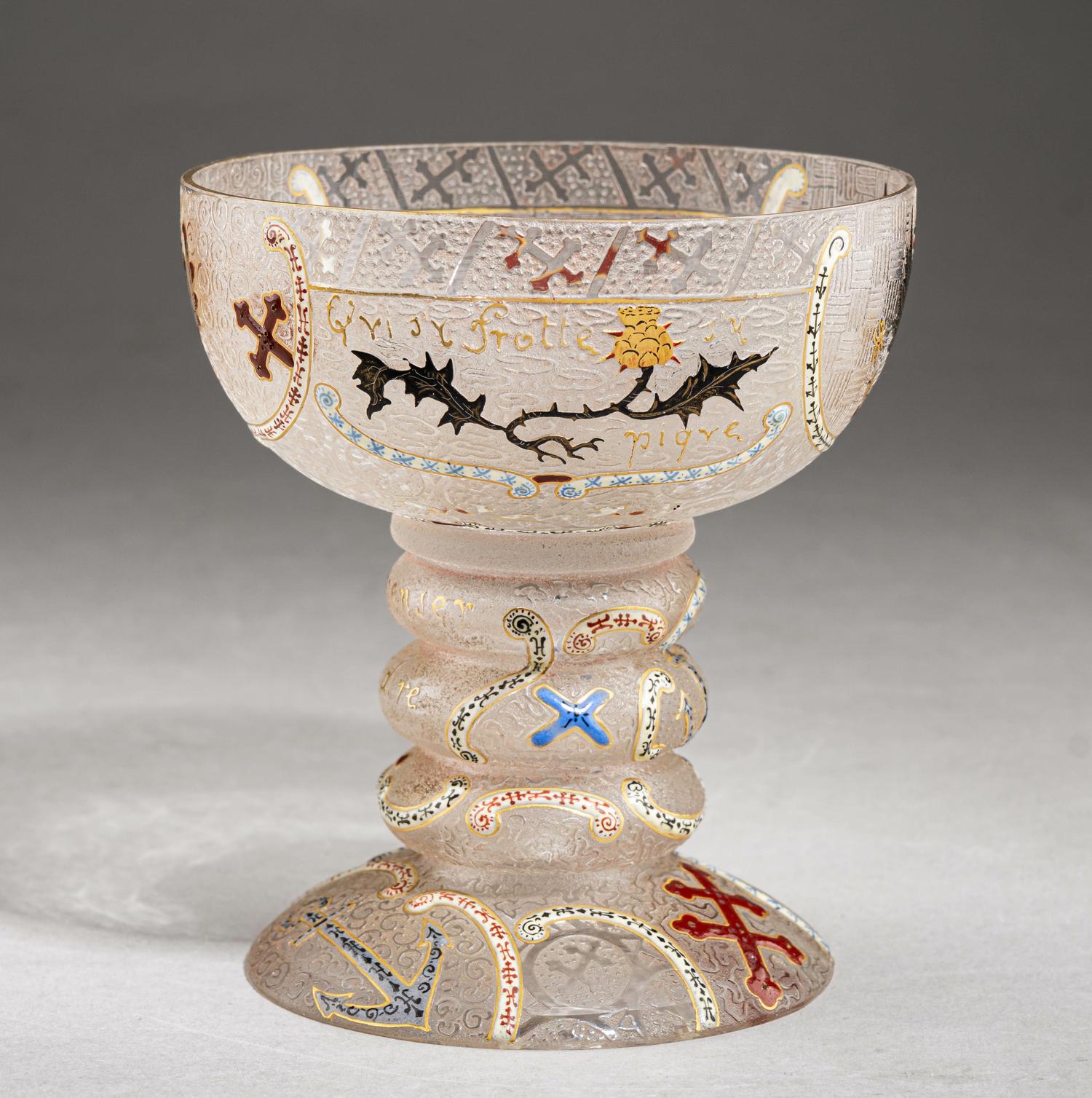 (Один из 200 в Эрмитаже. С экспертизой) Кубок подносной с геральдическими символами Лотарингии и России. 
Франция, Фирма «Братья Дом и Ко. Стекольный завод в Нанси» («Daum Fi-ei-es & Cie. Veпei-ie de Nancy»), авторы модели – Огюст и Антонен Дом, 1893.