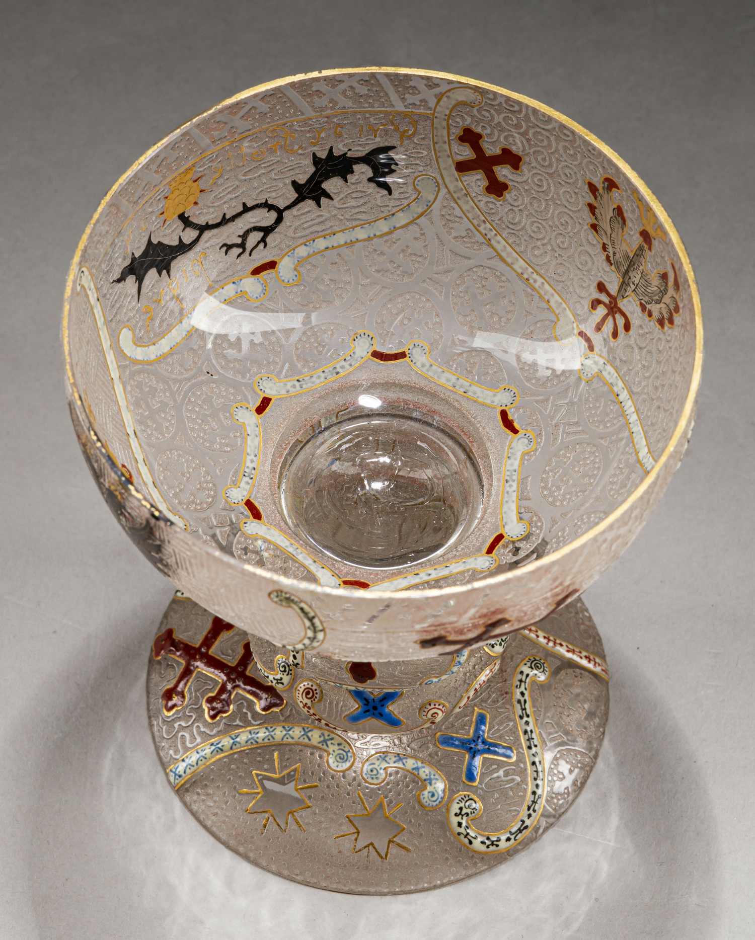 (Один из 200 в Эрмитаже. С экспертизой) Кубок подносной с геральдическими символами Лотарингии и России. 
Франция, Фирма «Братья Дом и Ко. Стекольный завод в Нанси» («Daum Fi-ei-es & Cie. Veпei-ie de Nancy»), авторы модели – Огюст и Антонен Дом, 1893.