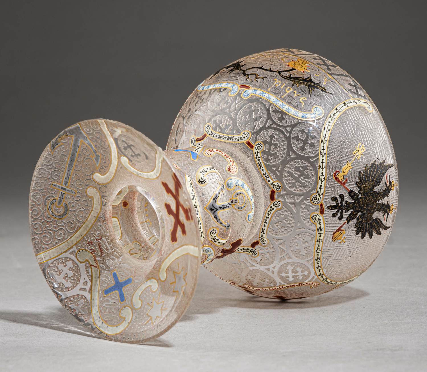 (Один из 200 в Эрмитаже. С экспертизой) Кубок подносной с геральдическими символами Лотарингии и России. 
Франция, Фирма «Братья Дом и Ко. Стекольный завод в Нанси» («Daum Fi-ei-es & Cie. Veпei-ie de Nancy»), авторы модели – Огюст и Антонен Дом, 1893.