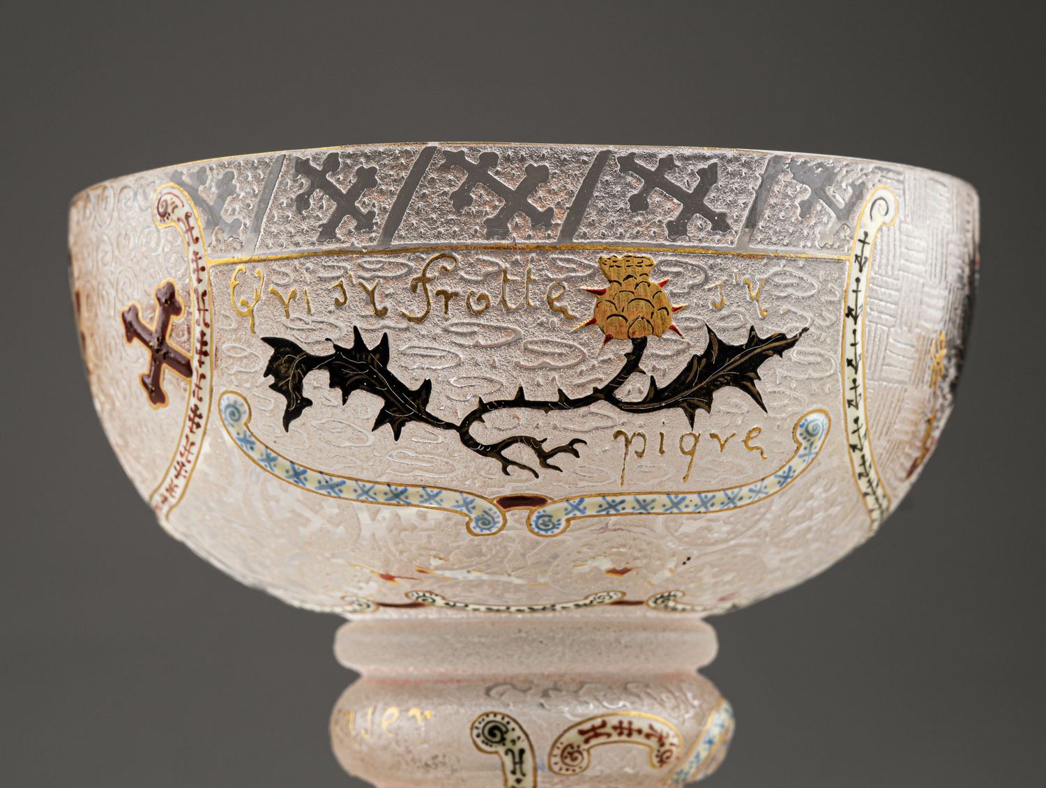 (Один из 200 в Эрмитаже. С экспертизой) Кубок подносной с геральдическими символами Лотарингии и России. 
Франция, Фирма «Братья Дом и Ко. Стекольный завод в Нанси» («Daum Fi-ei-es & Cie. Veпei-ie de Nancy»), авторы модели – Огюст и Антонен Дом, 1893.