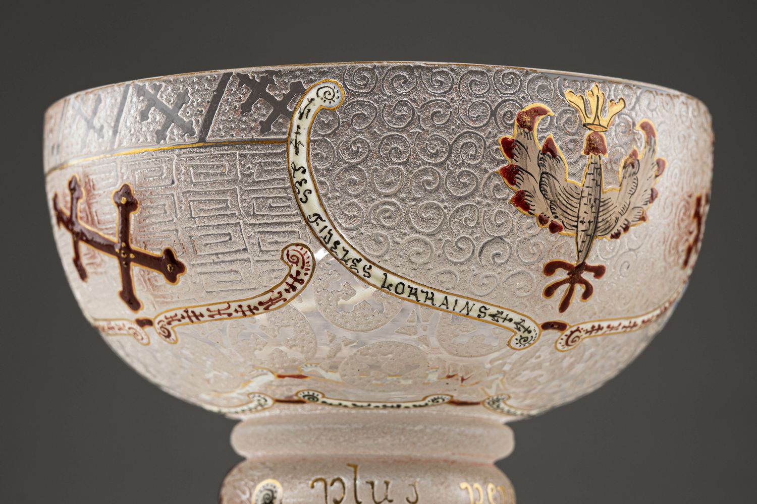 (Один из 200 в Эрмитаже. С экспертизой) Кубок подносной с геральдическими символами Лотарингии и России. 
Франция, Фирма «Братья Дом и Ко. Стекольный завод в Нанси» («Daum Fi-ei-es & Cie. Veпei-ie de Nancy»), авторы модели – Огюст и Антонен Дом, 1893.
