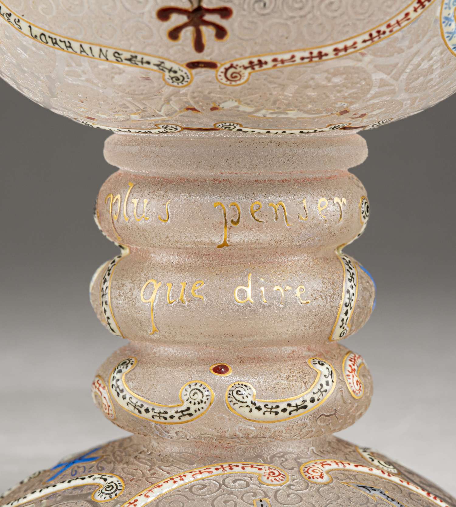 (Один из 200 в Эрмитаже. С экспертизой) Кубок подносной с геральдическими символами Лотарингии и России. 
Франция, Фирма «Братья Дом и Ко. Стекольный завод в Нанси» («Daum Fi-ei-es & Cie. Veпei-ie de Nancy»), авторы модели – Огюст и Антонен Дом, 1893.