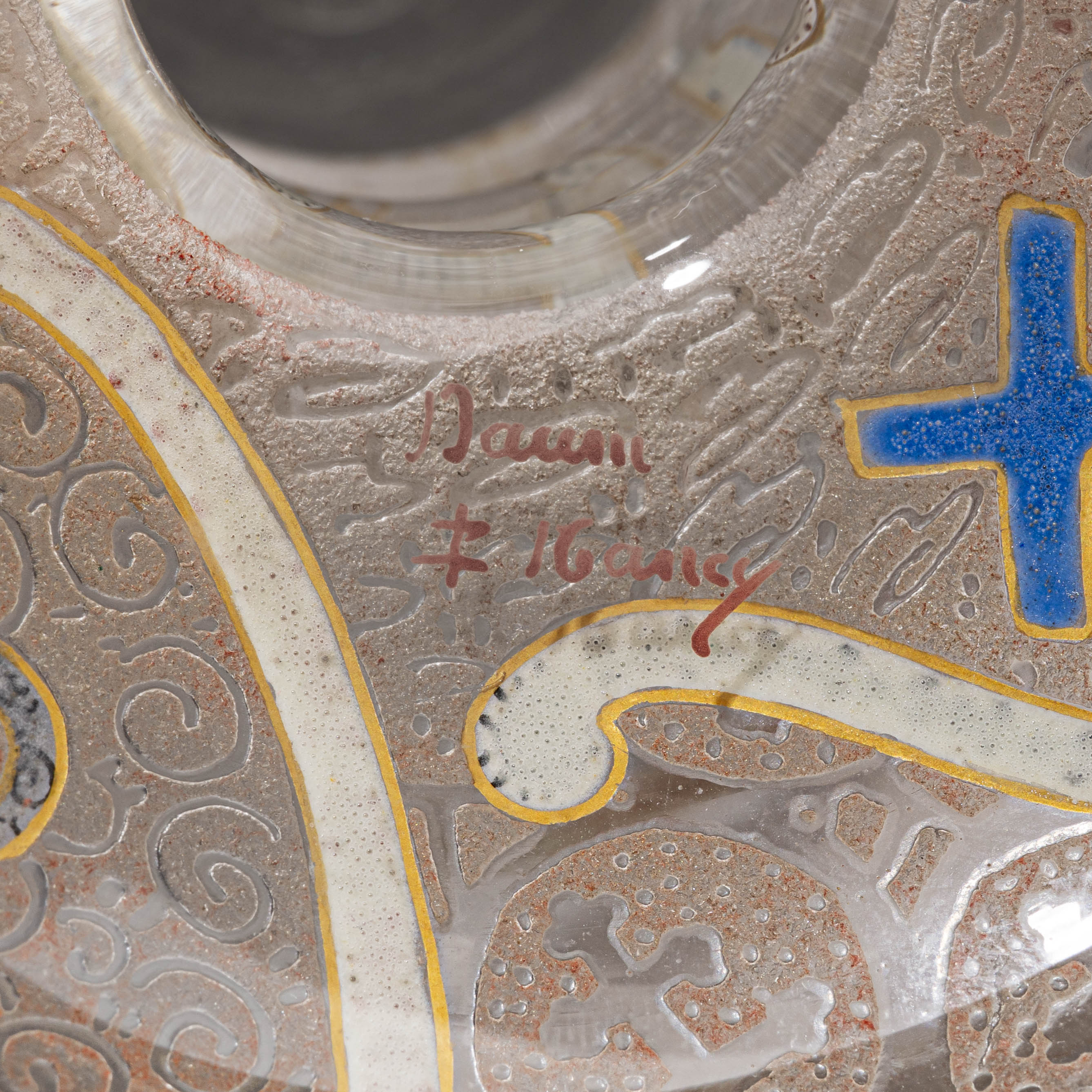 (Один из 200 в Эрмитаже. С экспертизой) Кубок подносной с геральдическими символами Лотарингии и России. 
Франция, Фирма «Братья Дом и Ко. Стекольный завод в Нанси» («Daum Fi-ei-es & Cie. Veпei-ie de Nancy»), авторы модели – Огюст и Антонен Дом, 1893.