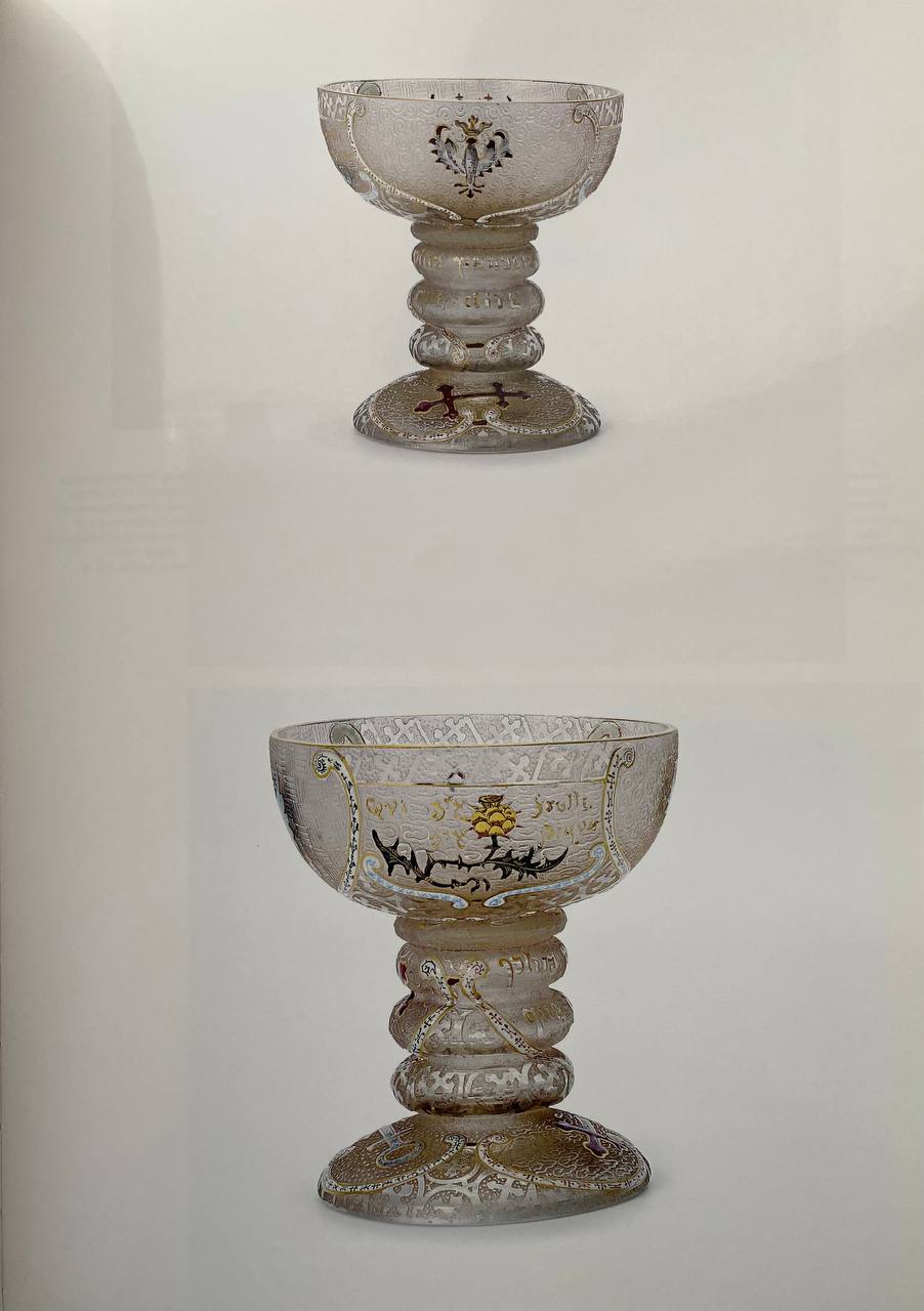 (Один из 200 в Эрмитаже. С экспертизой) Кубок подносной с геральдическими символами Лотарингии и России. 
Франция, Фирма «Братья Дом и Ко. Стекольный завод в Нанси» («Daum Fi-ei-es & Cie. Veпei-ie de Nancy»), авторы модели – Огюст и Антонен Дом, 1893.