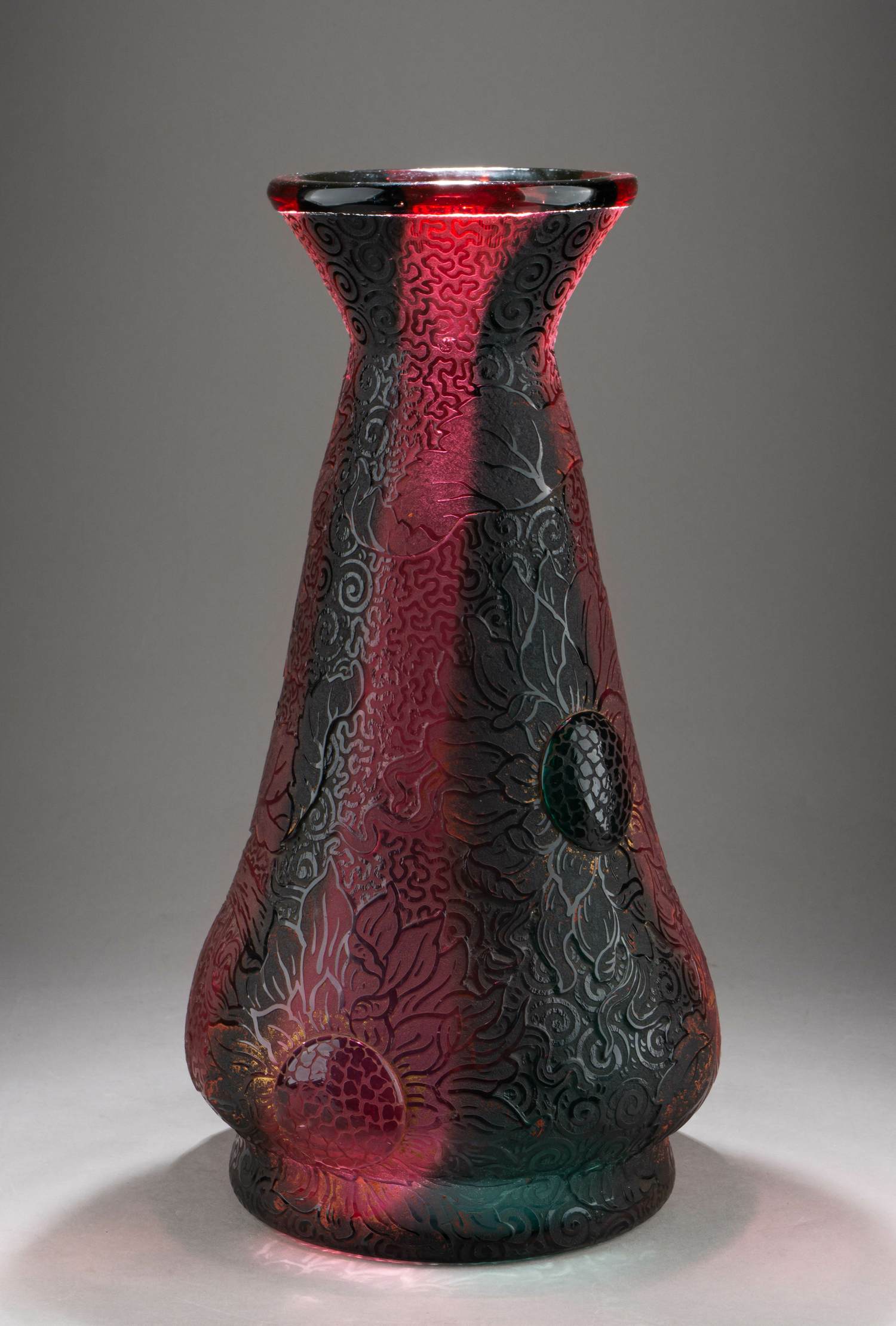 (В собрании завода Дом в Нанси. С экспертизой). Ваза с изображением подсолнечника.
Франция, г. Нанси., фирма «Братья Дом и Ко. Стекольный завод в Нанси» («Daum Frères & Cie. Verrerie de Nancy»), 1894 г.