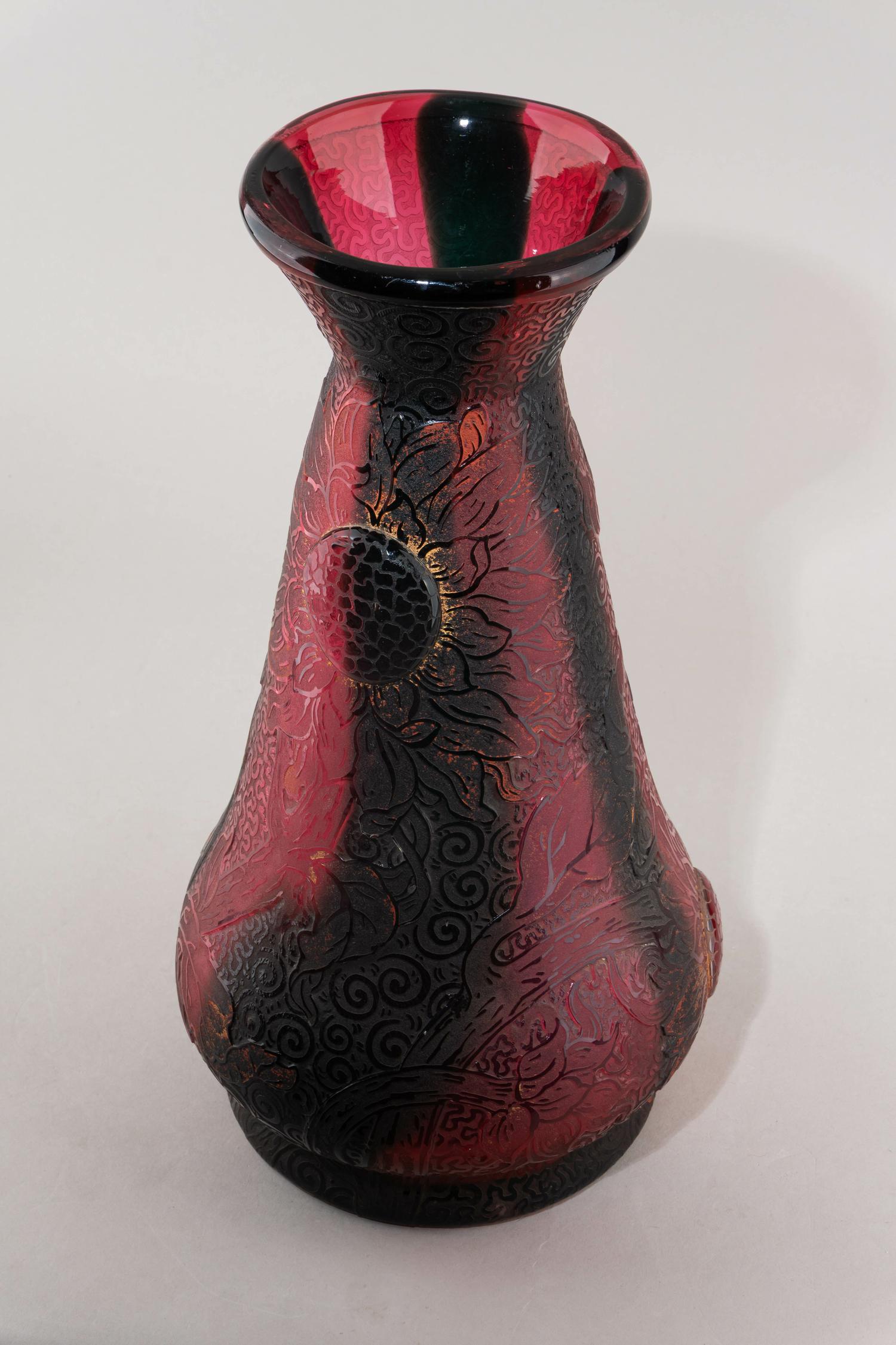 (В собрании завода Дом в Нанси. С экспертизой). Ваза с изображением подсолнечника.
Франция, г. Нанси., фирма «Братья Дом и Ко. Стекольный завод в Нанси» («Daum Frères & Cie. Verrerie de Nancy»), 1894 г.