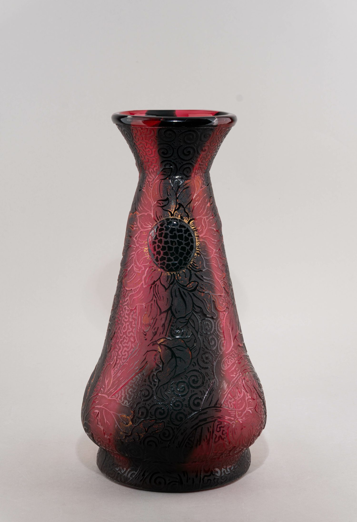 (В собрании завода Дом в Нанси. С экспертизой). Ваза с изображением подсолнечника.
Франция, г. Нанси., фирма «Братья Дом и Ко. Стекольный завод в Нанси» («Daum Frères & Cie. Verrerie de Nancy»), 1894 г.