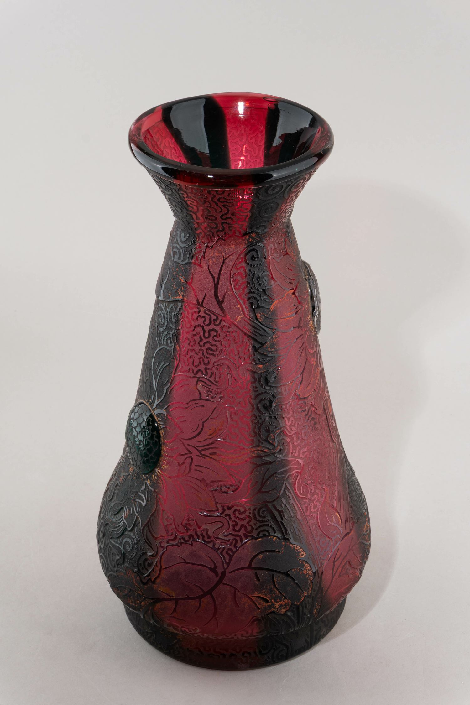 (В собрании завода Дом в Нанси. С экспертизой). Ваза с изображением подсолнечника.
Франция, г. Нанси., фирма «Братья Дом и Ко. Стекольный завод в Нанси» («Daum Frères & Cie. Verrerie de Nancy»), 1894 г.