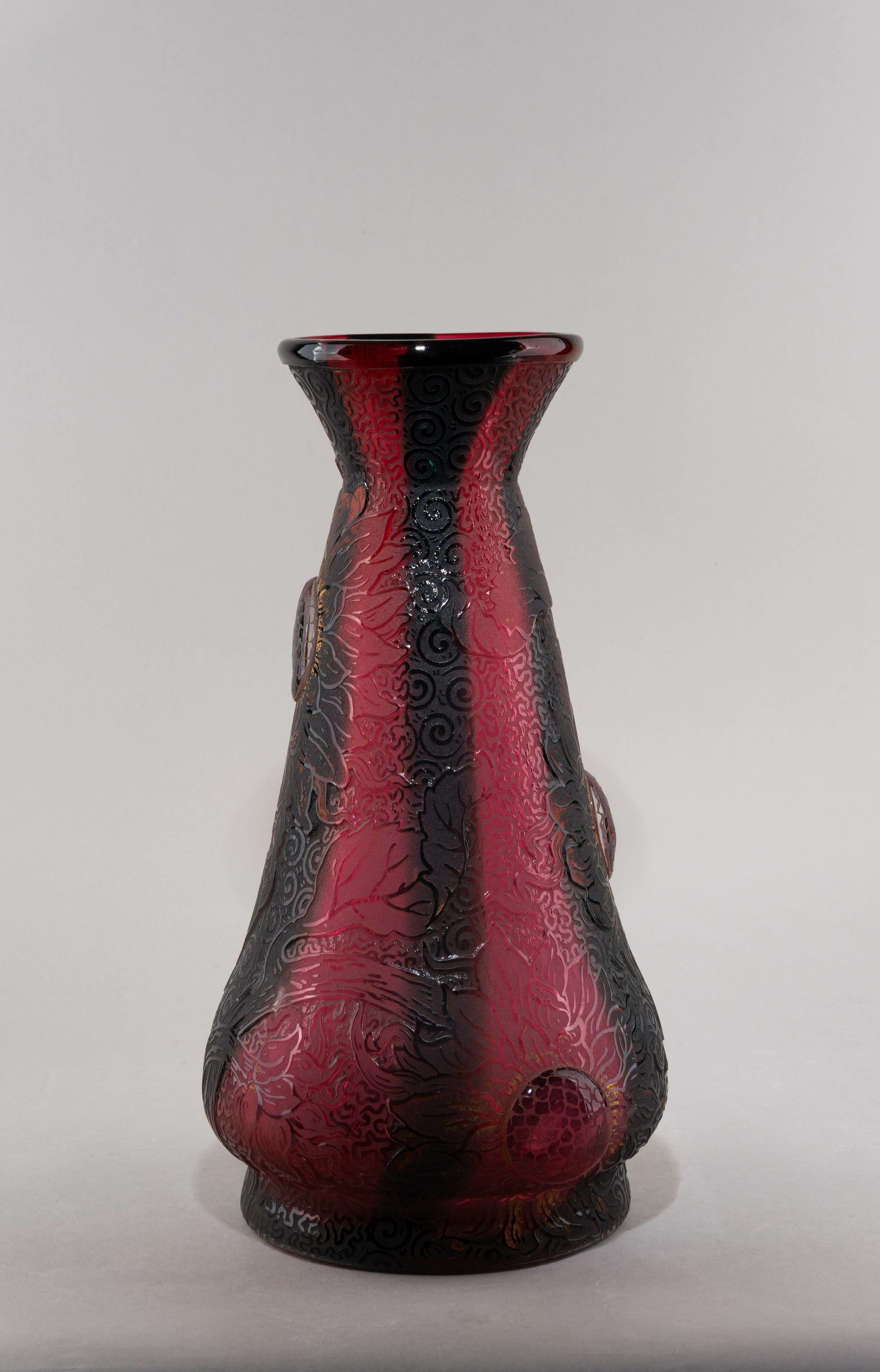 (В собрании завода Дом в Нанси. С экспертизой). Ваза с изображением подсолнечника.
Франция, г. Нанси., фирма «Братья Дом и Ко. Стекольный завод в Нанси» («Daum Frères & Cie. Verrerie de Nancy»), 1894 г.