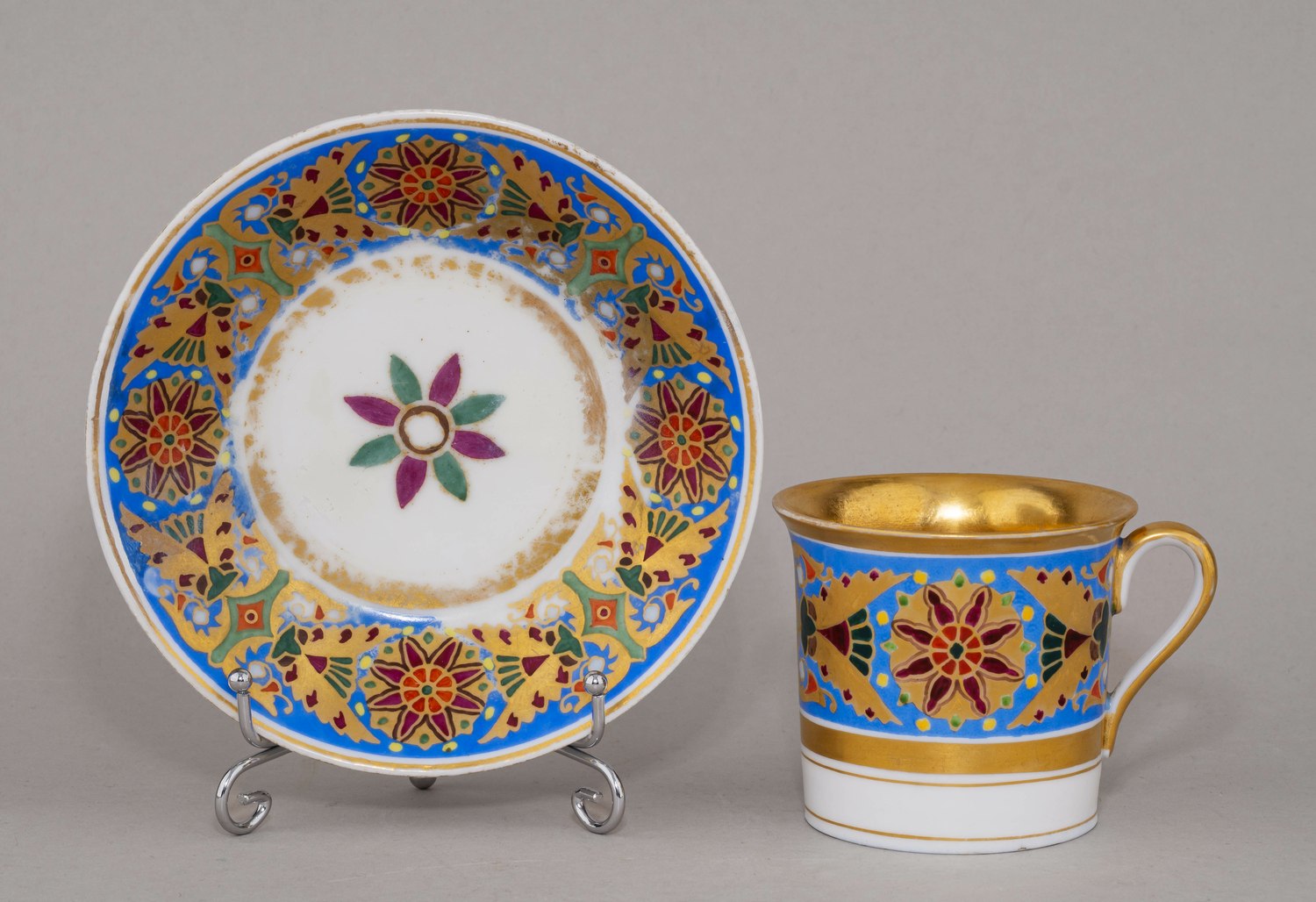 (ИФЗ. Готический сервиз.) Чашка с блюдцем.
Россия, Императорский фарфоровый завод, 1893 год.