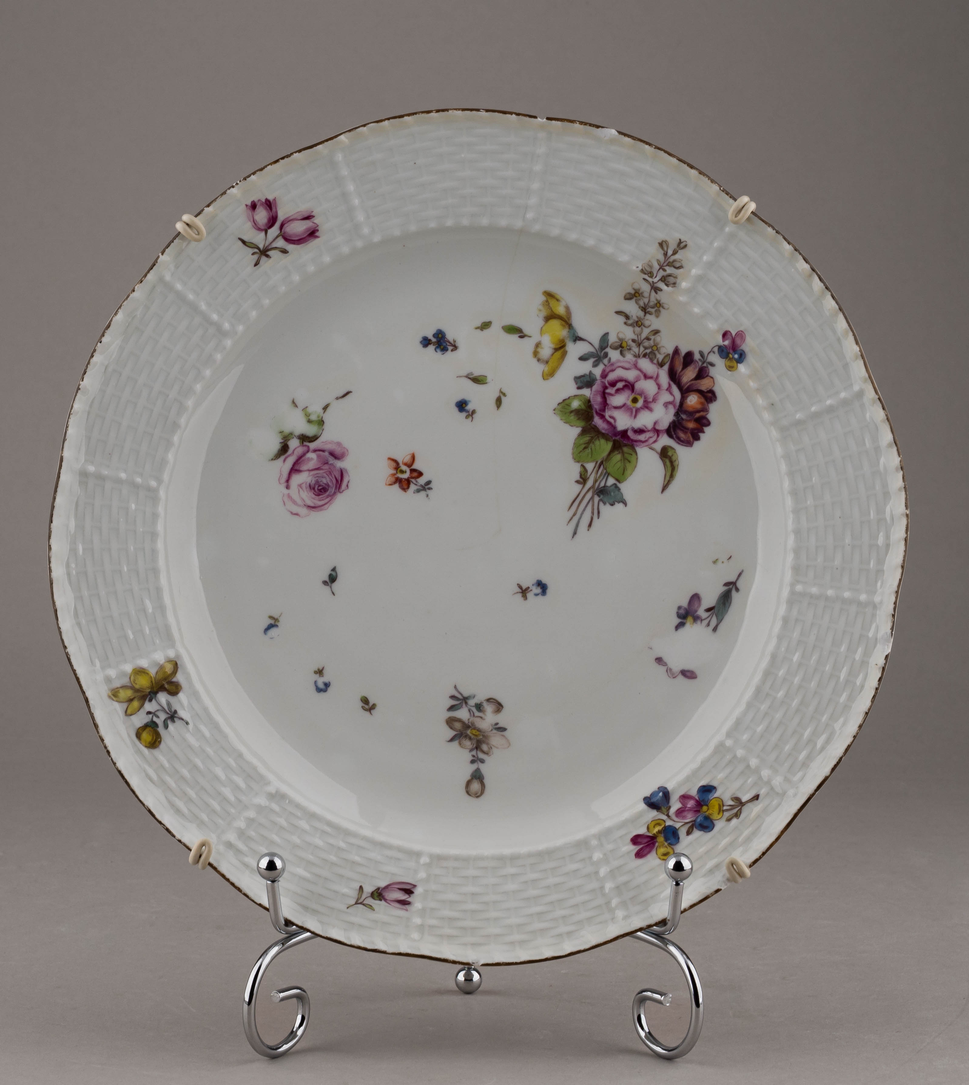 (Мейсен. 18 век) Тарелка с изображением цветов. 
Германия, Мейсеновская фарфоровая мануфактура, 1730-е–1760 годы.
