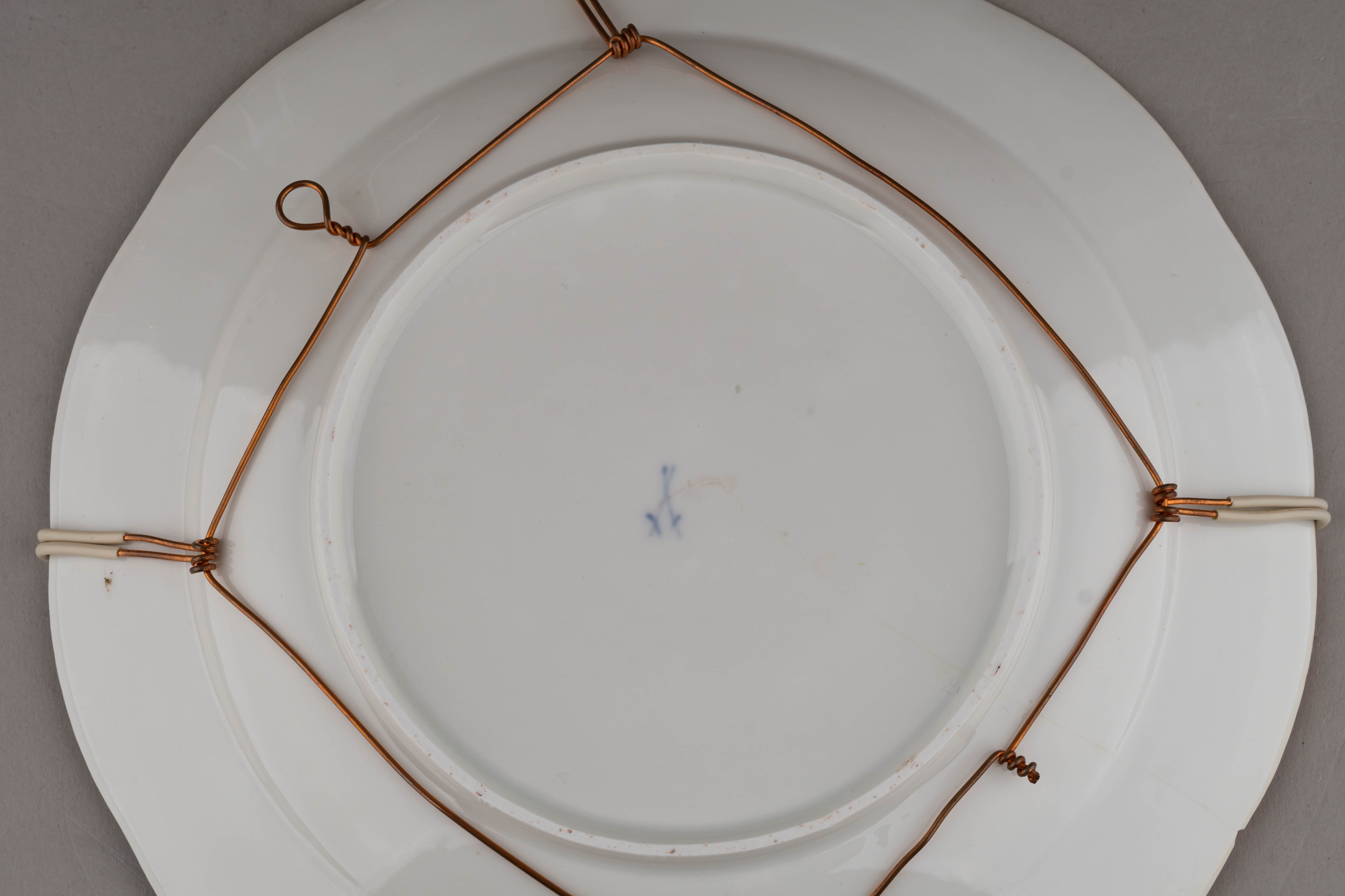 (Мейсен. 18 век) Тарелка с изображением цветов. 
Германия, Мейсеновская фарфоровая мануфактура, 1730-е–1760 годы.