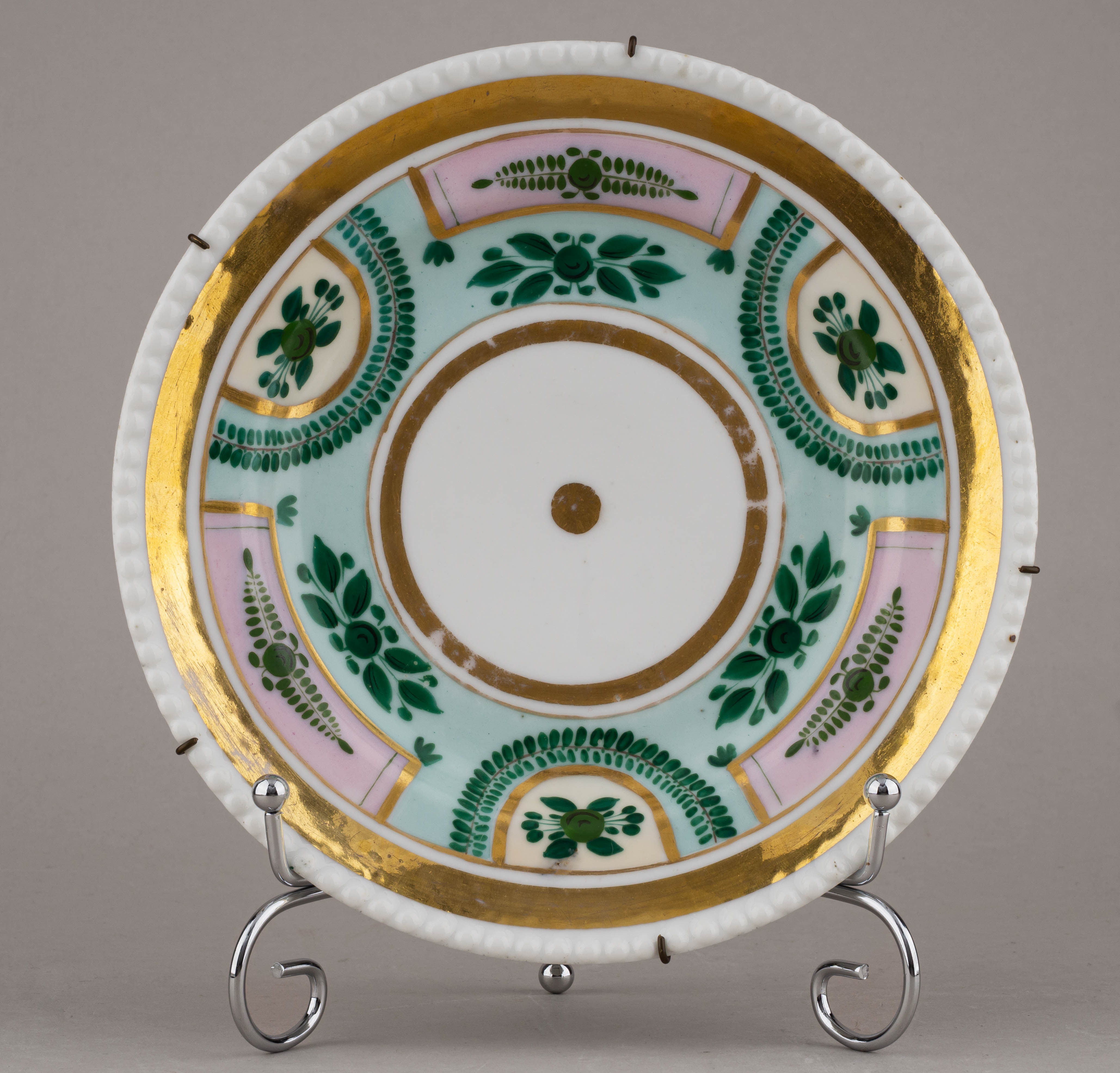 (Гулины) Тарелка с флоральным орнаментом и жемчужником.
Россия, Завод братьев Гулиных, первая треть XIX века.