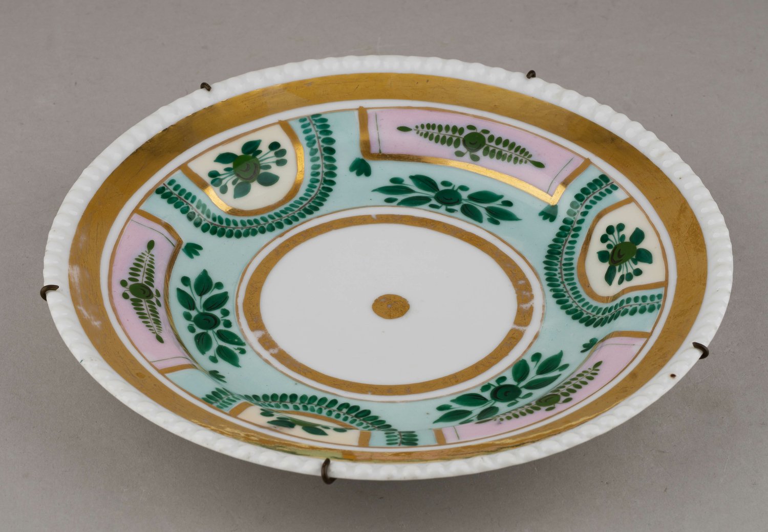 (Гулины) Тарелка с флоральным орнаментом и жемчужником.
Россия, Завод братьев Гулиных, первая треть XIX века.