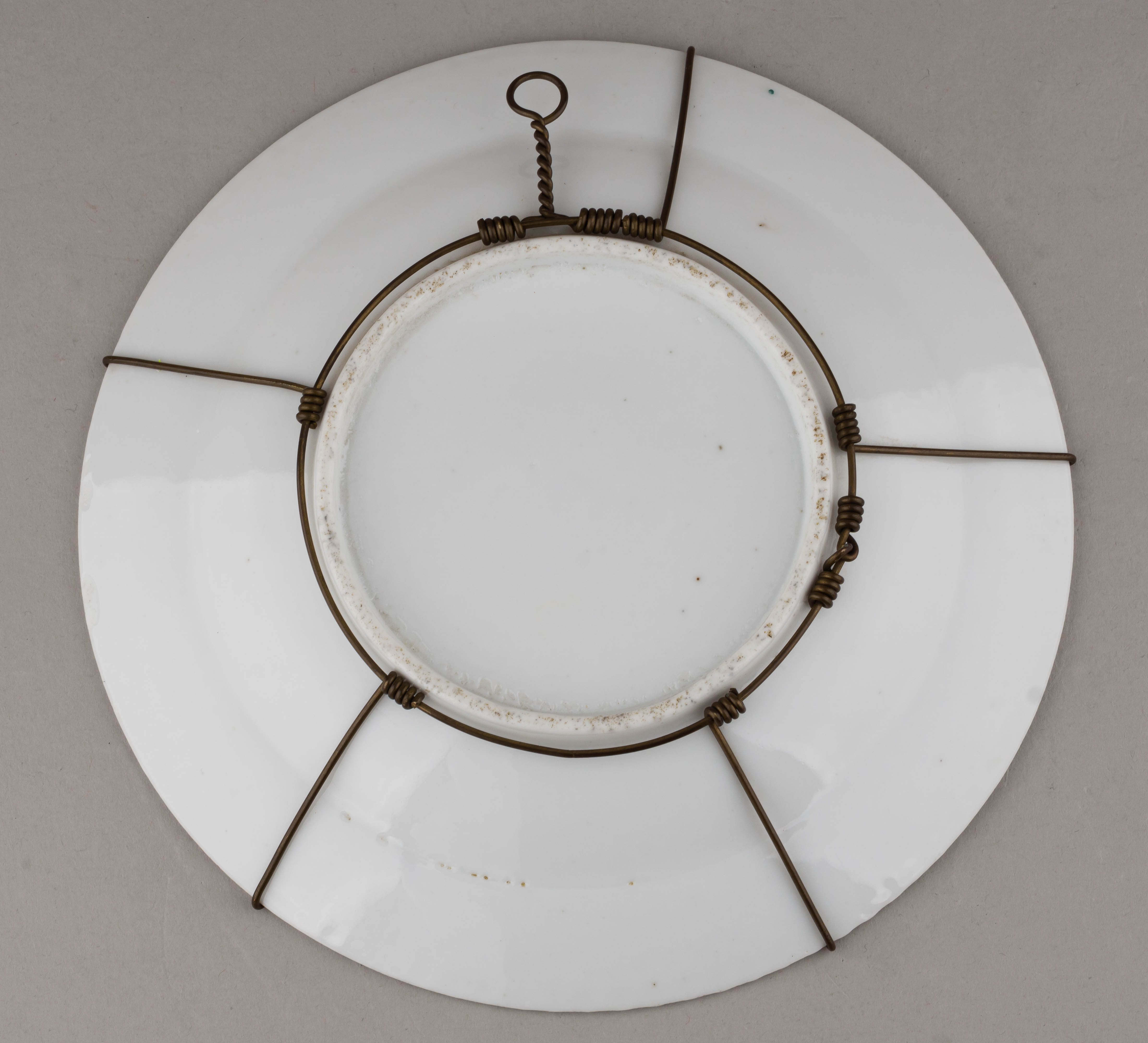 (Гулины) Тарелка с флоральным орнаментом и жемчужником.
Россия, Завод братьев Гулиных, первая треть XIX века.