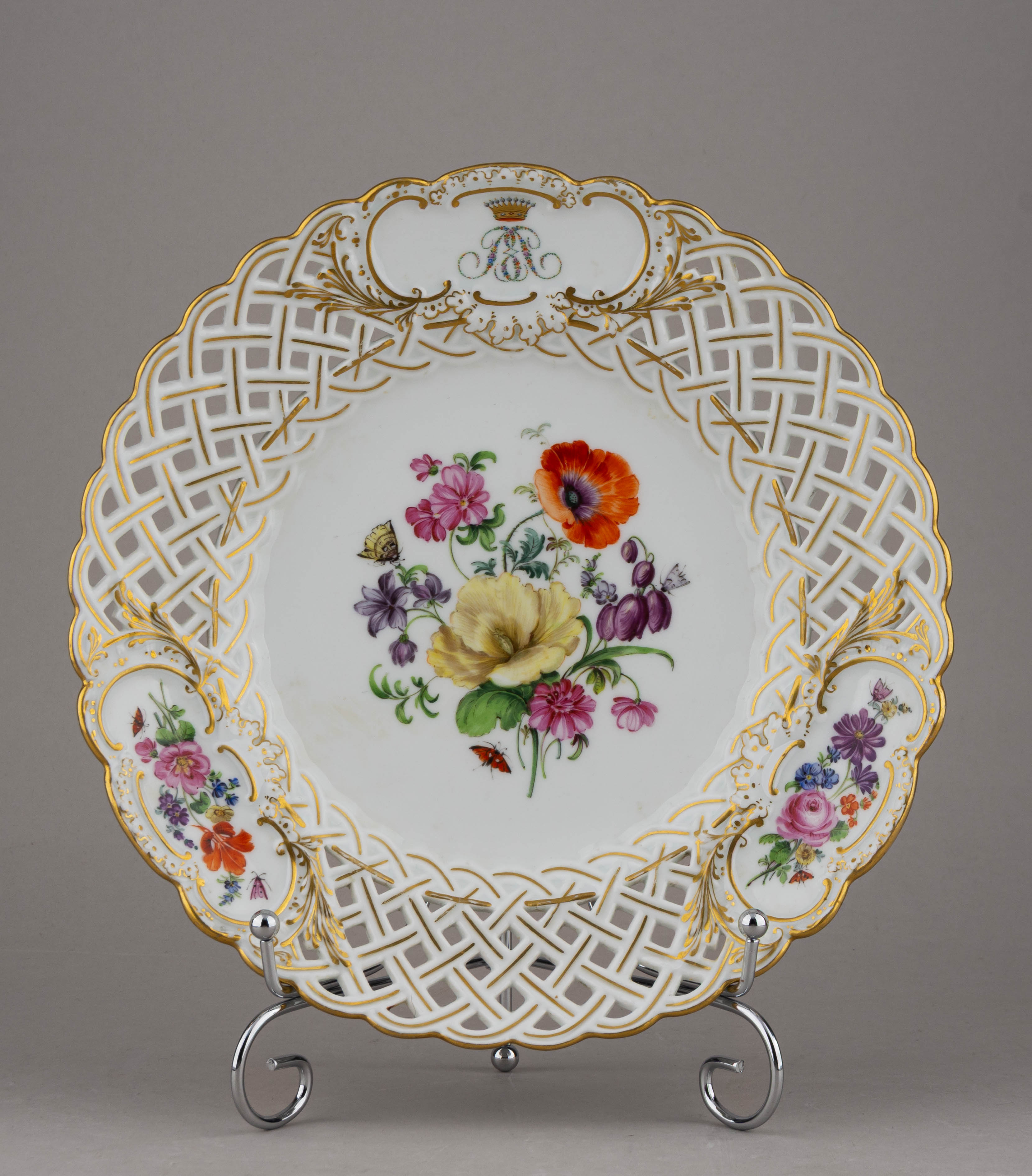 (Мейсен. Графский сервиз) Тарелка с прорезным бортом и вензелем под графской короной. Германия,  Мейсеновская фарфоровая мануфактура, 1860- годы.