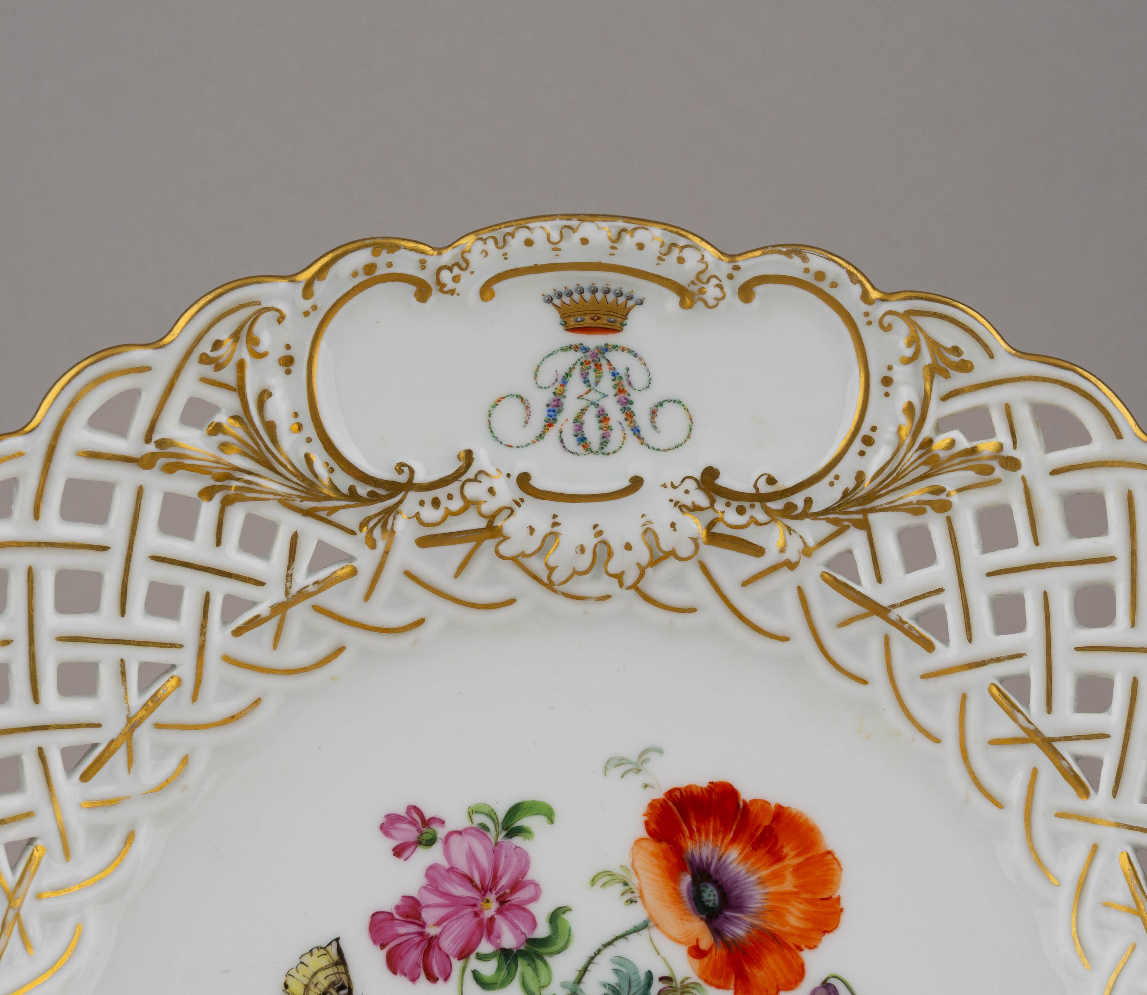 (Мейсен. Графский сервиз) Тарелка с прорезным бортом и вензелем под графской короной. Германия,  Мейсеновская фарфоровая мануфактура, 1860- годы.