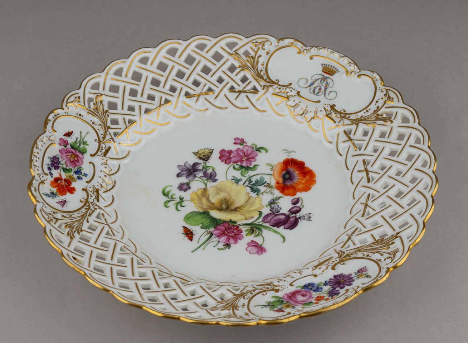 (Мейсен. Графский сервиз) Тарелка с прорезным бортом и вензелем под графской короной. Германия,  Мейсеновская фарфоровая мануфактура, 1860- годы.