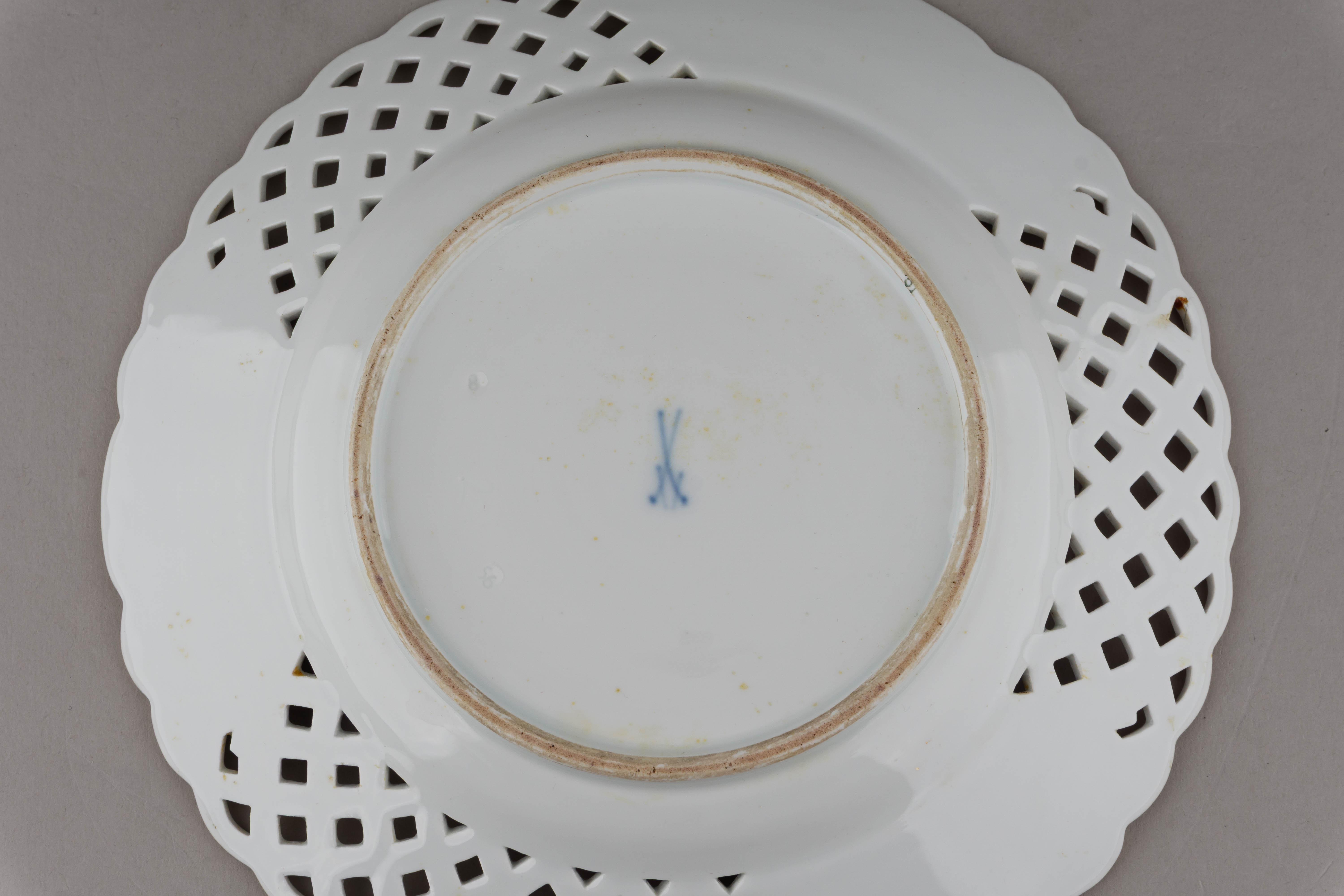 (Мейсен. Графский сервиз) Тарелка с прорезным бортом и вензелем под графской короной. Германия,  Мейсеновская фарфоровая мануфактура, 1860- годы.