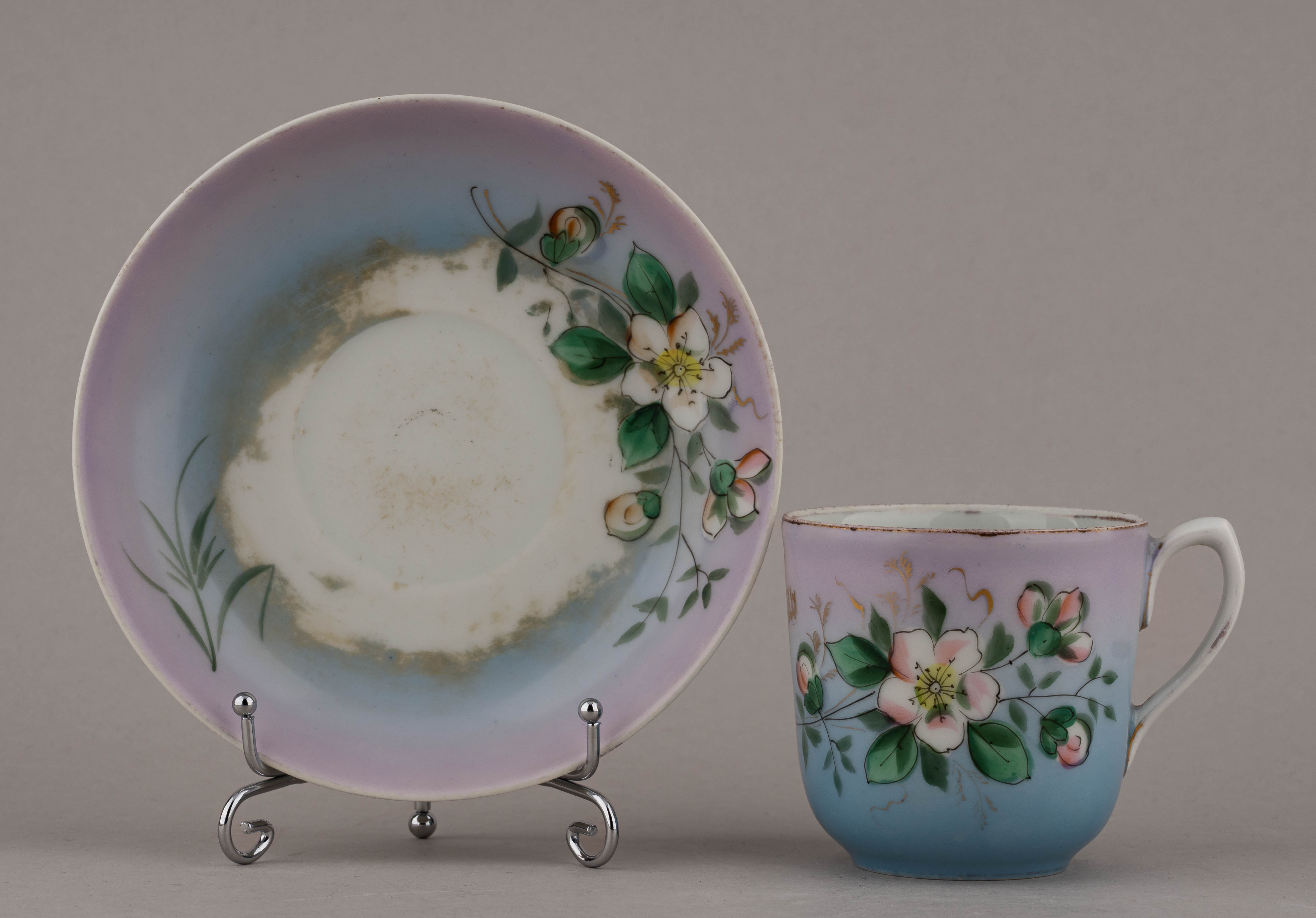 Чайная пара «В день Ангела». Россия, фабрика И.Е. Кузнецова в Бронницах, 1913-1918 годы.