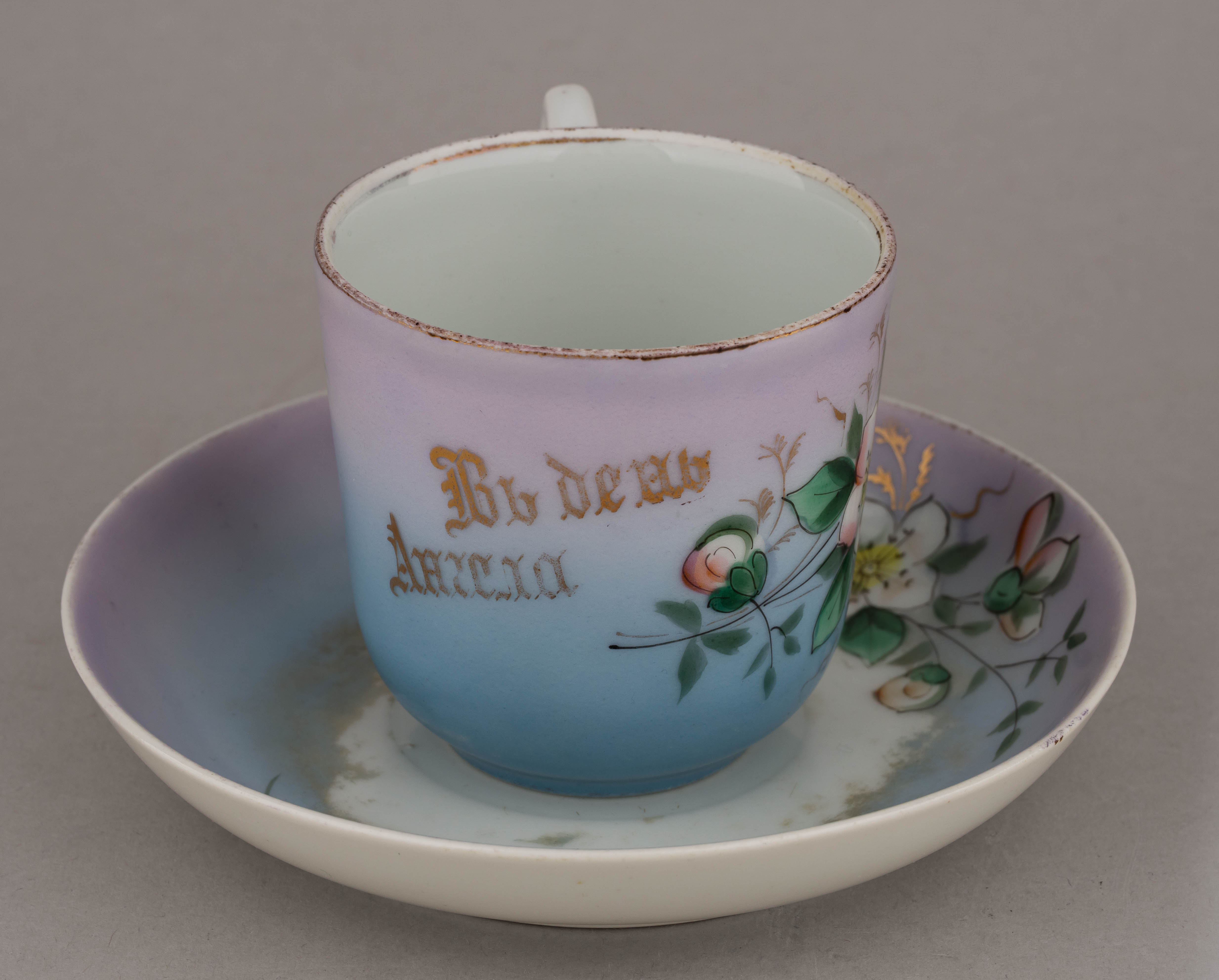 Чайная пара «В день Ангела». Россия, фабрика И.Е. Кузнецова в Бронницах, 1913-1918 годы.