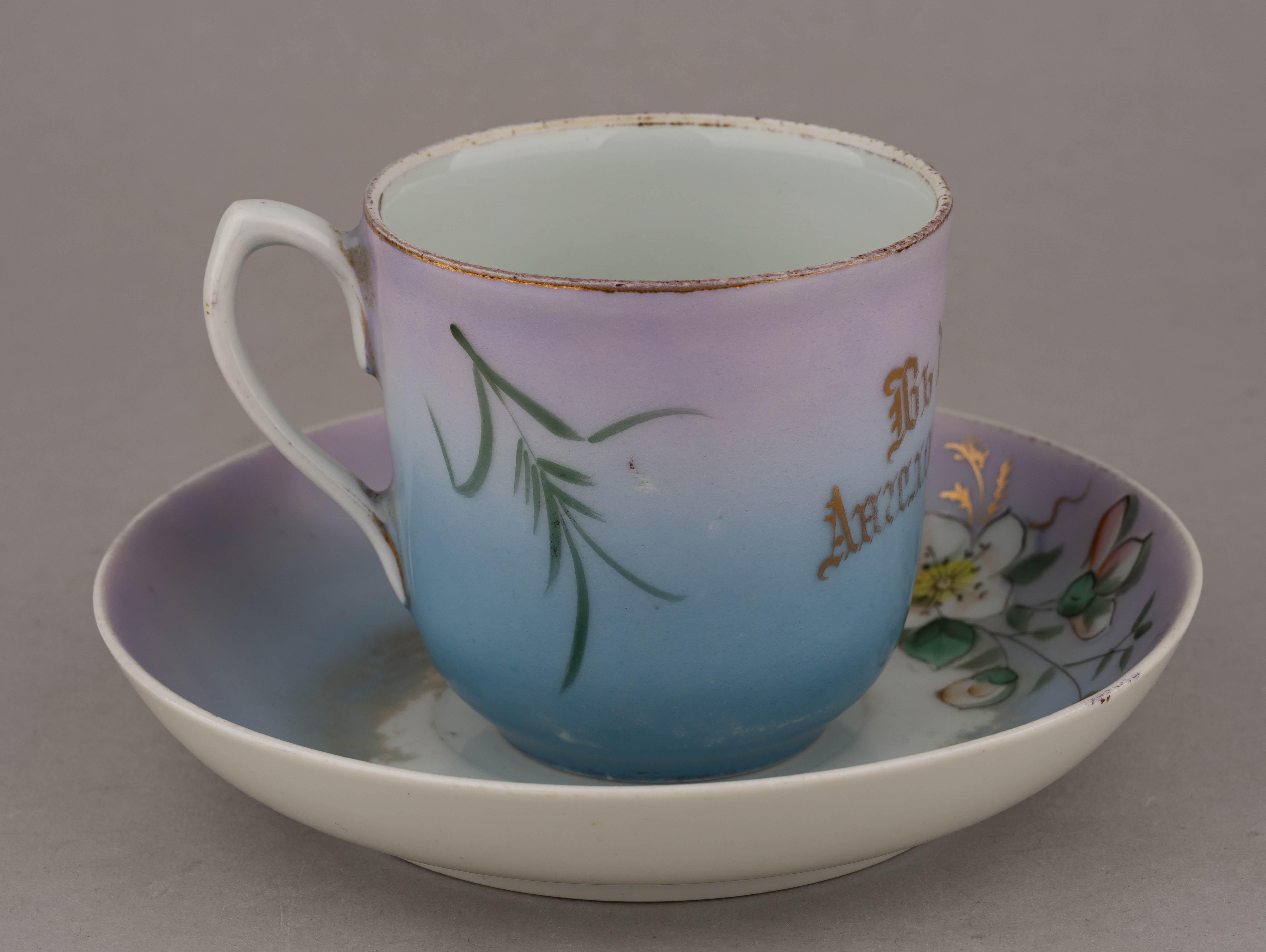 Чайная пара «В день Ангела». Россия, фабрика И.Е. Кузнецова в Бронницах, 1913-1918 годы.