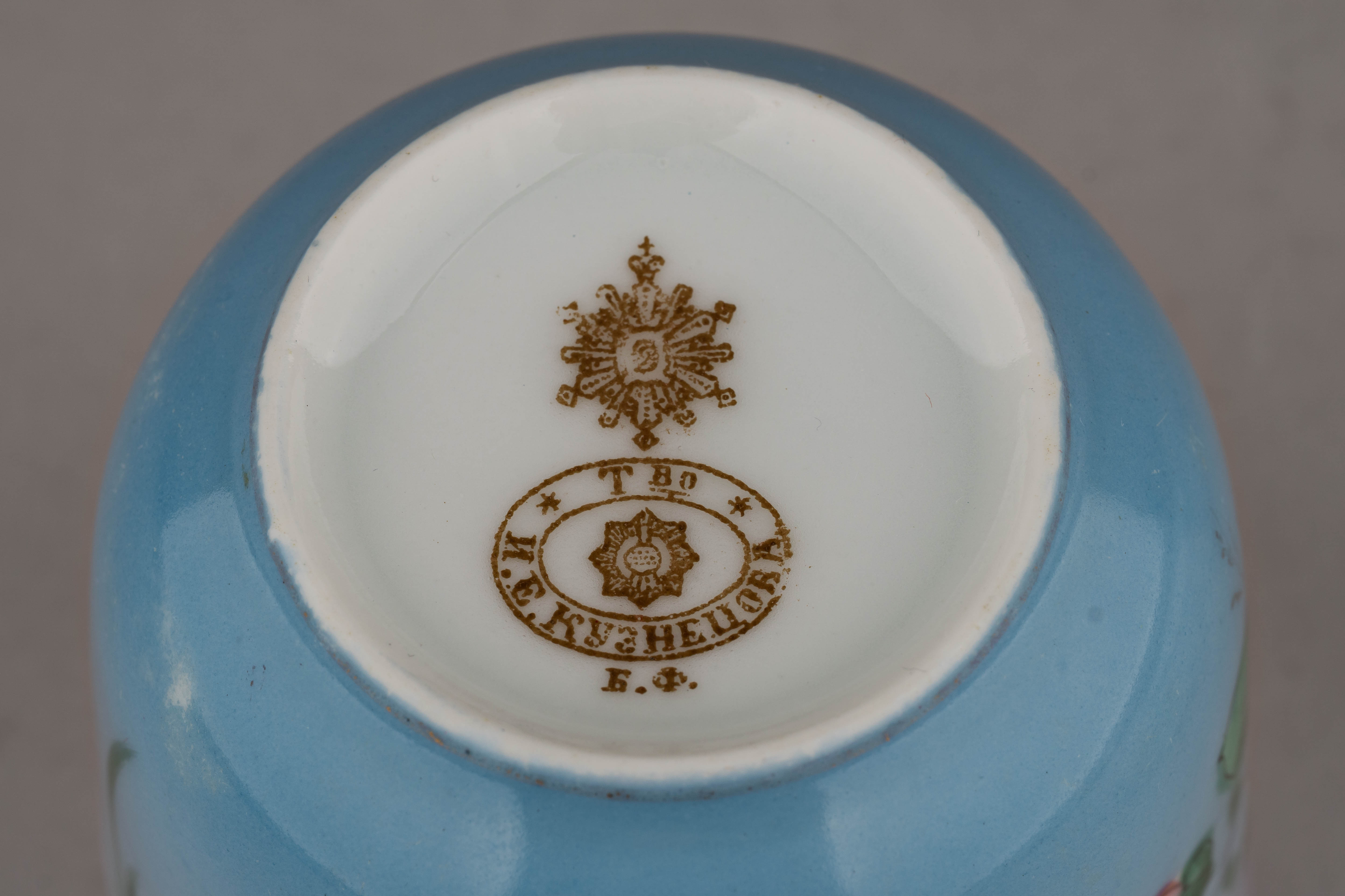 Чайная пара «В день Ангела». Россия, фабрика И.Е. Кузнецова в Бронницах, 1913-1918 годы.