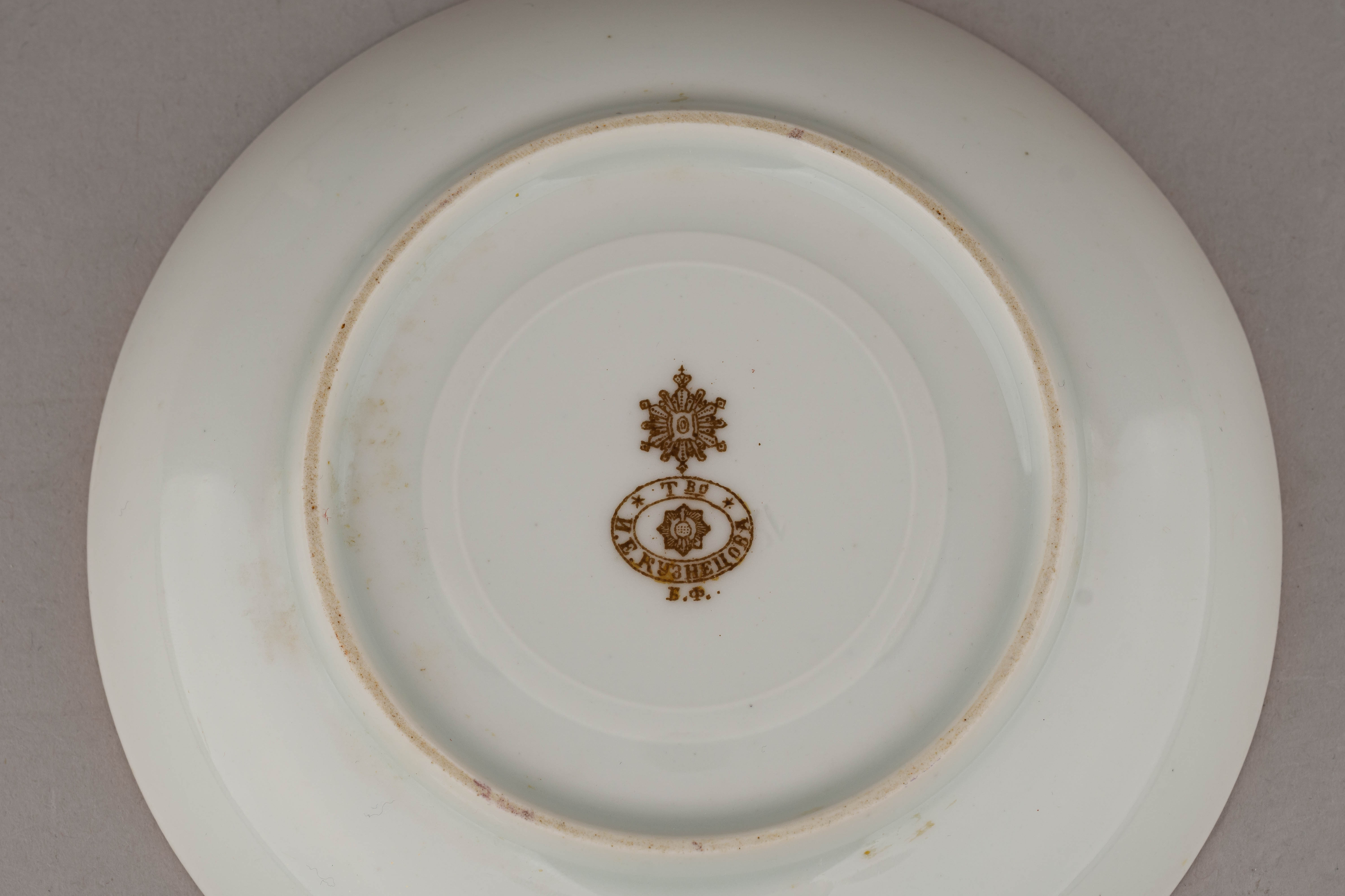 Чайная пара «В день Ангела». Россия, фабрика И.Е. Кузнецова в Бронницах, 1913-1918 годы.