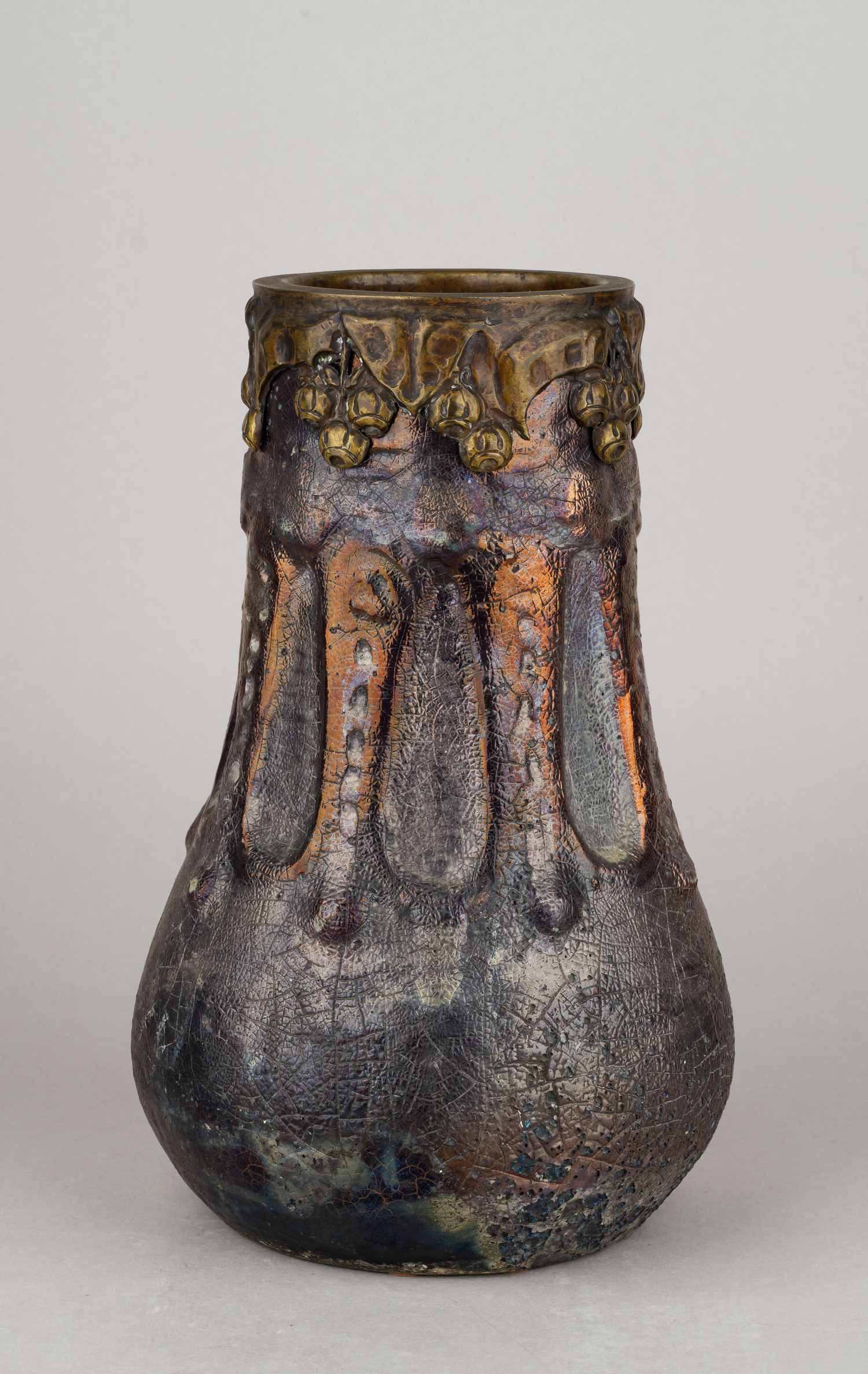 (Абрамцево) Ваза в стиле модерн с чеканным ободом.
Россия, гончарная мастерская «Абрамцево», 1890-е гг.