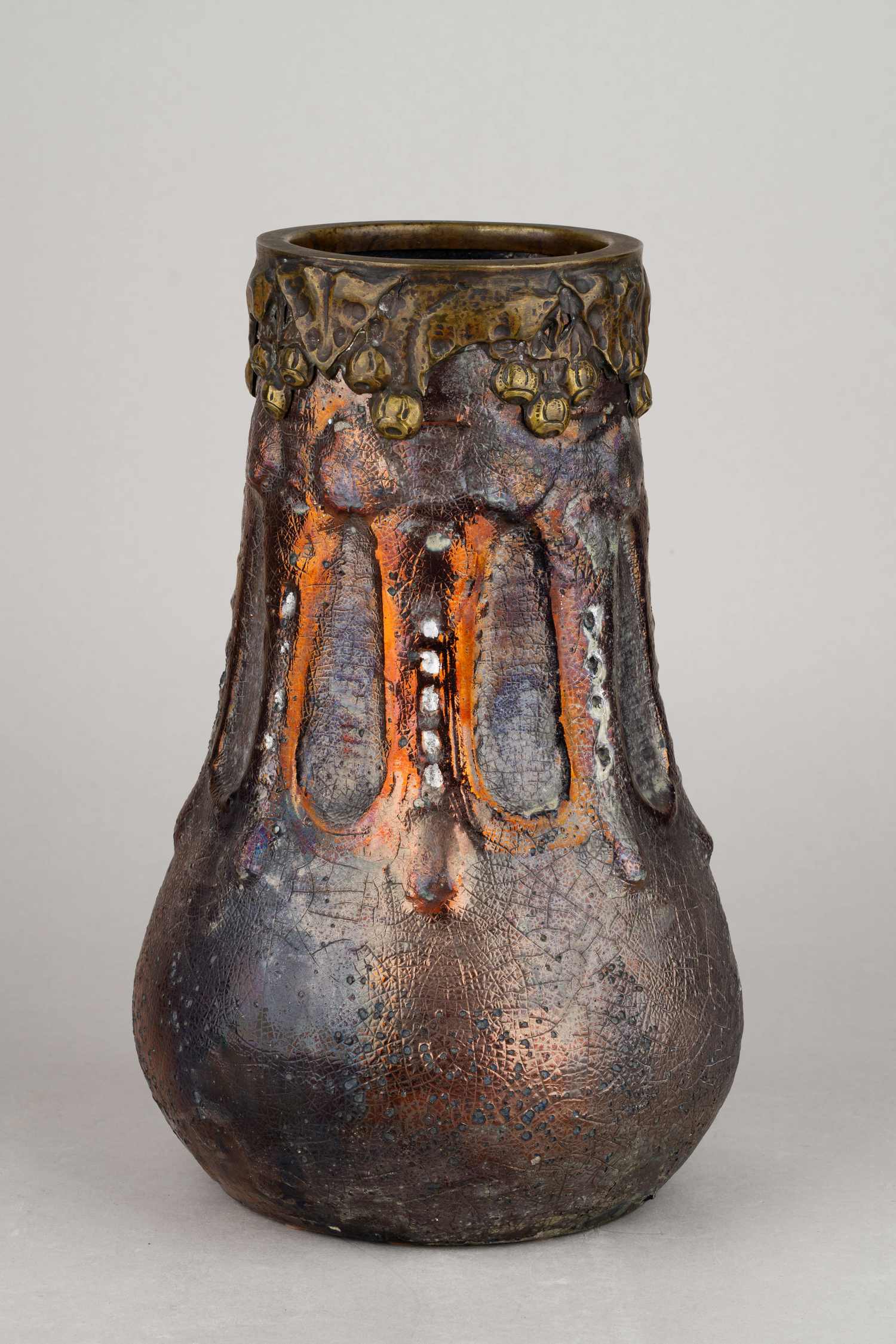 (Абрамцево) Ваза в стиле модерн с чеканным ободом.
Россия, гончарная мастерская «Абрамцево», 1890-е гг.