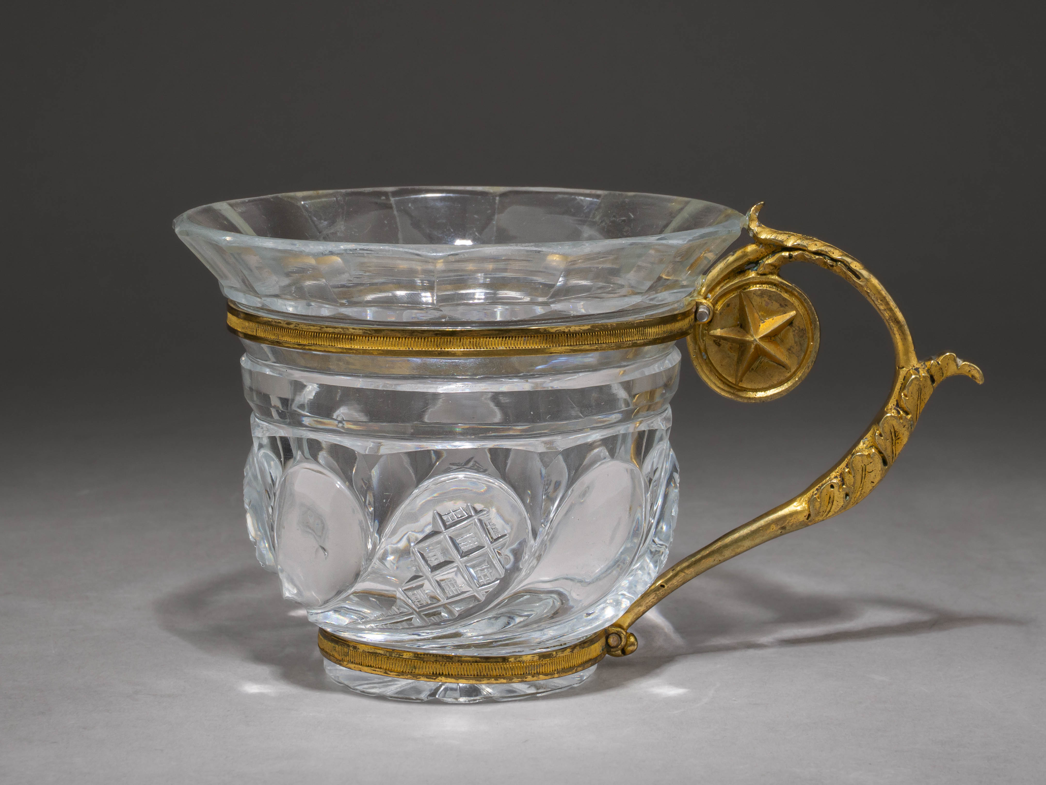 Чашка в золоченой оправе. 
Россия, первая треть XIX века.