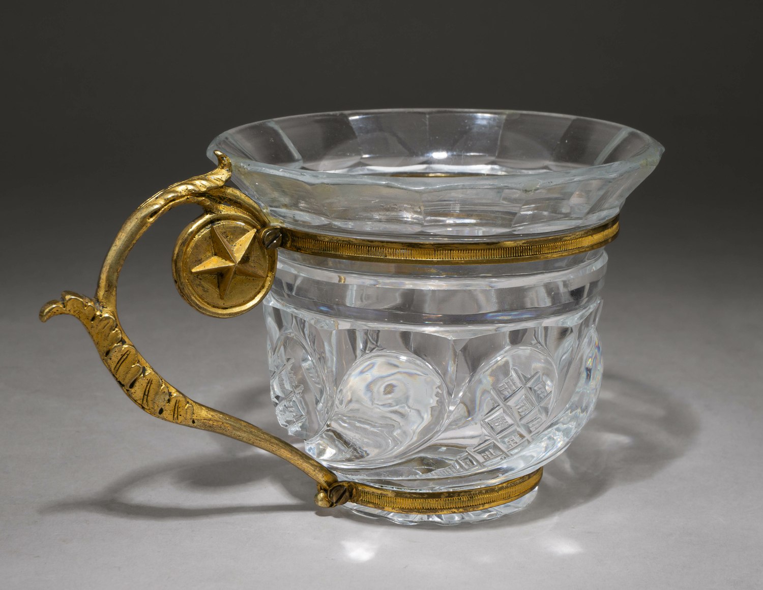 Чашка в золоченой оправе. 
Россия, первая треть XIX века.