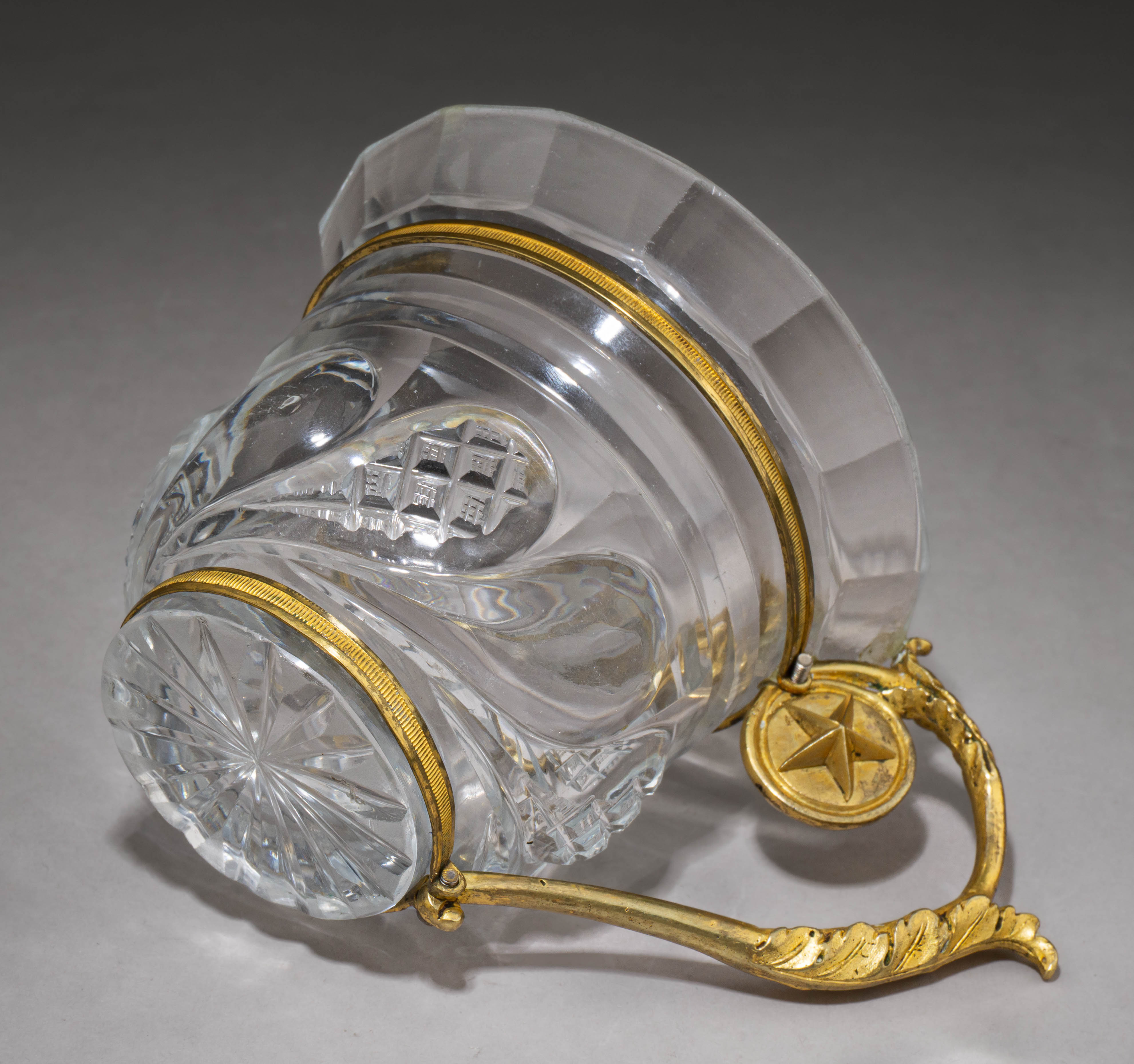 Чашка в золоченой оправе. 
Россия, первая треть XIX века.